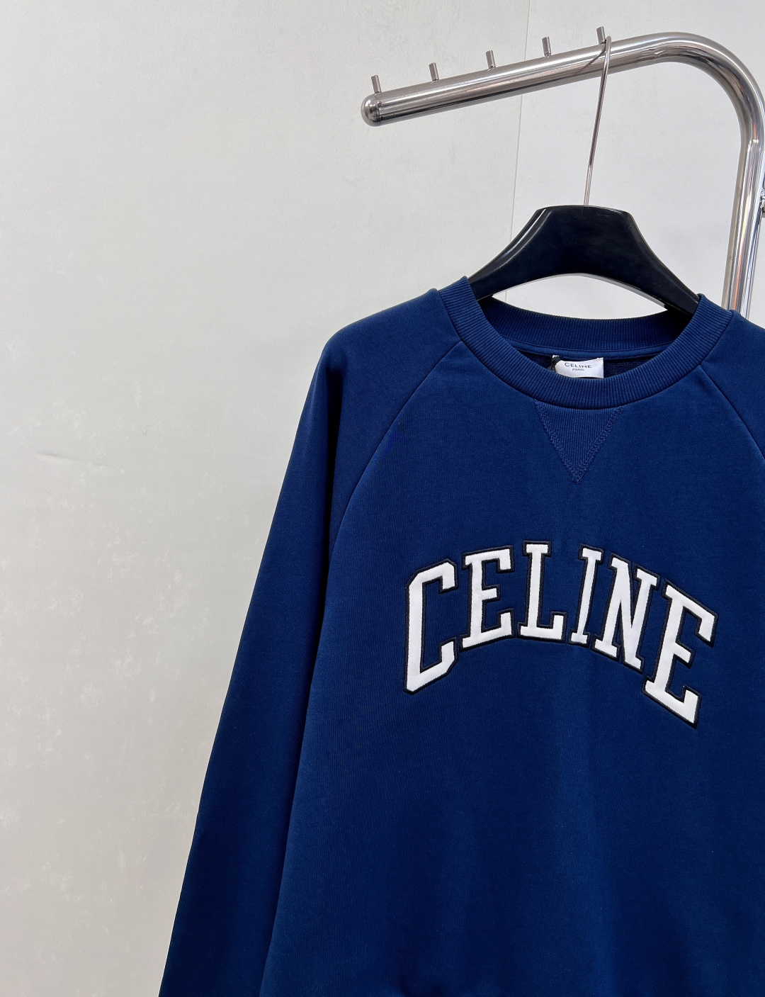 🆕 CELINE 描边贴布宽松显瘦圆领卫衣领口小三角设计增添设计感 胸口描边贴布加持凸显品牌格调 圆领宽