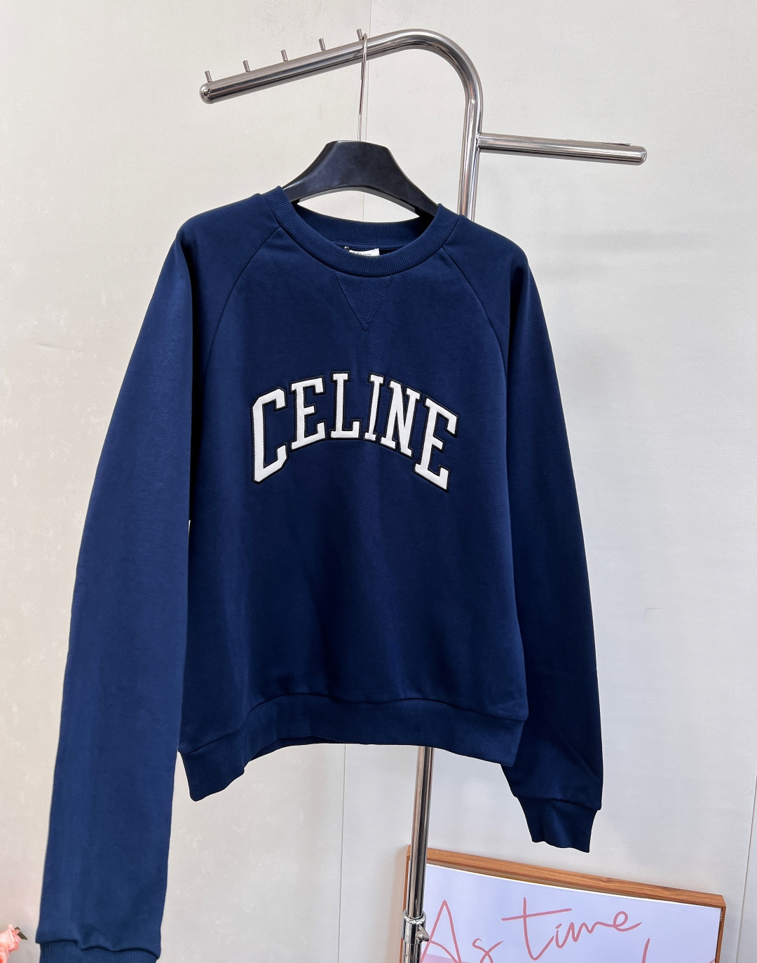 🆕 CELINE 描边贴布宽松显瘦圆领卫衣领口小三角设计增添设计感 胸口描边贴布加持凸显品牌格调 圆领宽