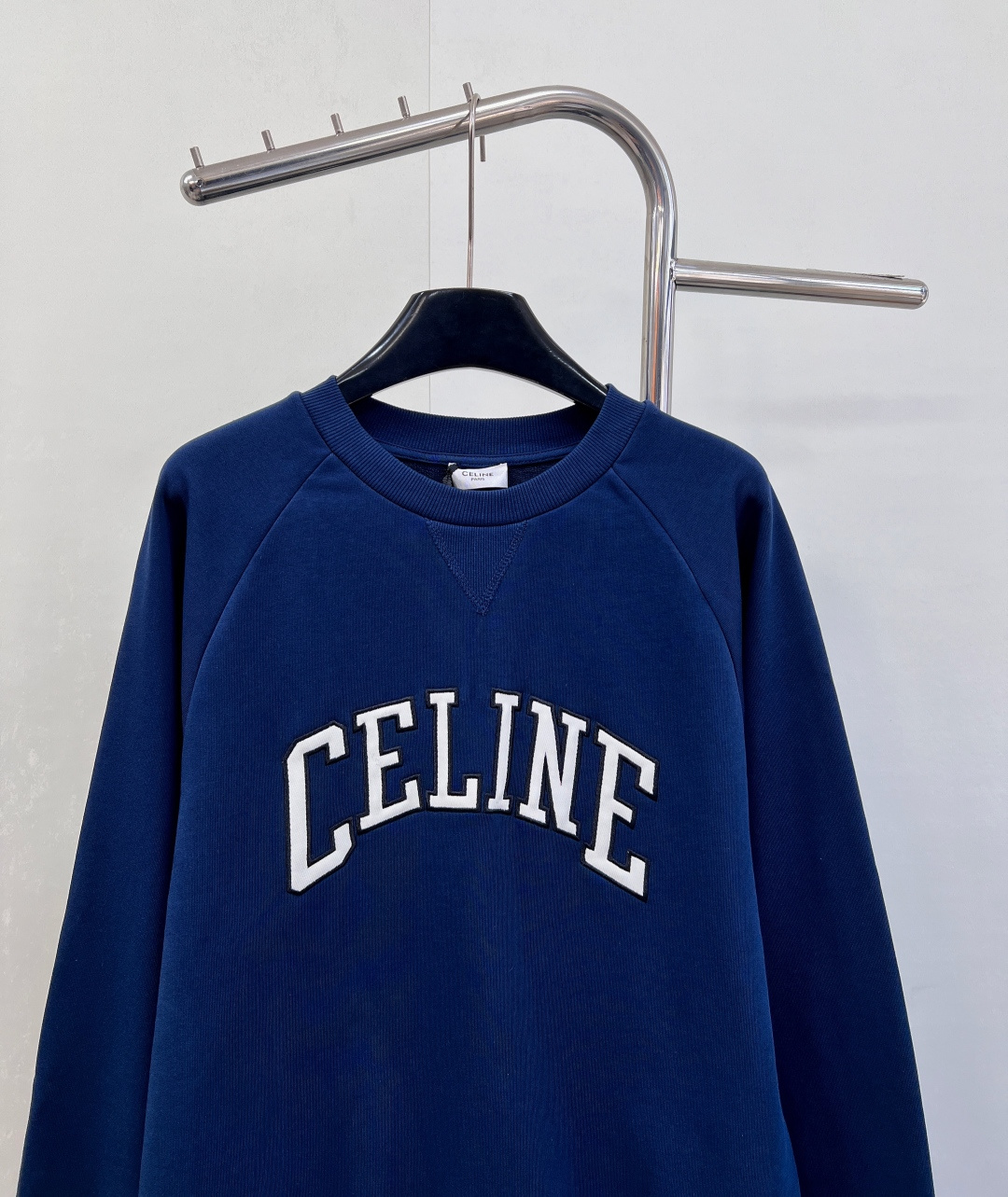 🆕 CELINE 描边贴布宽松显瘦圆领卫衣领口小三角设计增添设计感 胸口描边贴布加持凸显品牌格调 圆领宽