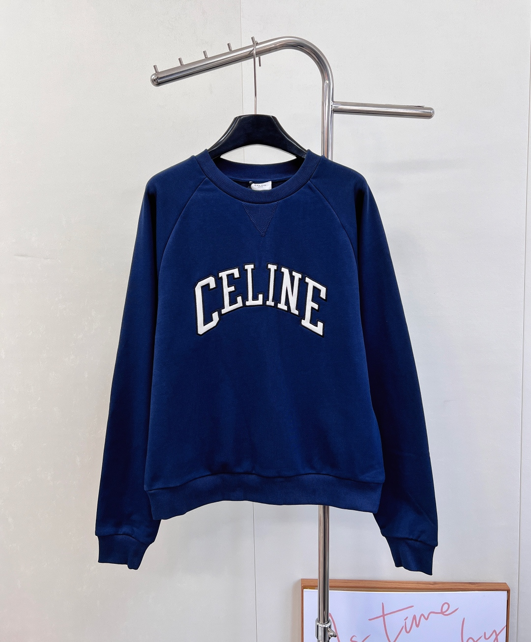 NO:548894,CELINE stroke patches loose and slim round neck sweatshirt. The small triangle design on the neck adds a sense of design. The chest stroke patches highlight the brand style. The round neck is loosely tailored. Simple and versatile. The fabric is skin-friendly and soft and comfortable!  It is definitely a must-have basic sweatshirt for everyone in the C family. It has a very good style and tolerance, which not only hides the flesh but also makes you look slim!  Full of high-end feel! The shoulder-dead and loose silhouette highlight the lazy feeling of the dress, casual and fashionable!  Short silhouette cuts, all body shapes can be easily controlled. The sweatshirt control really closes its eyes and wears this piece together with texture~ Fashionable people must enter!  This Ji Salin's simple casual style completely conquers your wardrobe!  !  It can easily make you look good and cheat. It doesn’t pick on age and temperament at all, and it’s worth one!  Complete three standards, same style for men and women, size xssml code E, celine, chanel, hoodie, sweatshirts, alexander wang19860909CELINE 描边贴布宽松显瘦圆领卫衣 领口小三角设计增添设计感 胸口描边贴布加持凸显品牌格调 圆领宽松剪裁 简约百搭不过时 面料亲肤柔软舒适！ 绝对是C家人手必入的一款基础卫衣,版型和包容度也非常好,既藏肉又显瘦！满满的高级感! 落肩与宽松的廓型凸显穿着的慵懒感 随意又不失时髦感！短版廓形剪裁 各种体型都可以轻松驾驭 卫衣控真的闭眼拿这件实穿与质感并存～时髦精们必入！ 今季塞林简约休闲风格彻底征服了你的衣橱 ！！ 轻轻松松就能让你颜值开挂 完全不挑年龄气质,值得人手一件！三标齐全,男女同款, 尺码xssml 编码E,,celine,chanel,hoodie,sweatshirts,alexander wang,Women's clothing