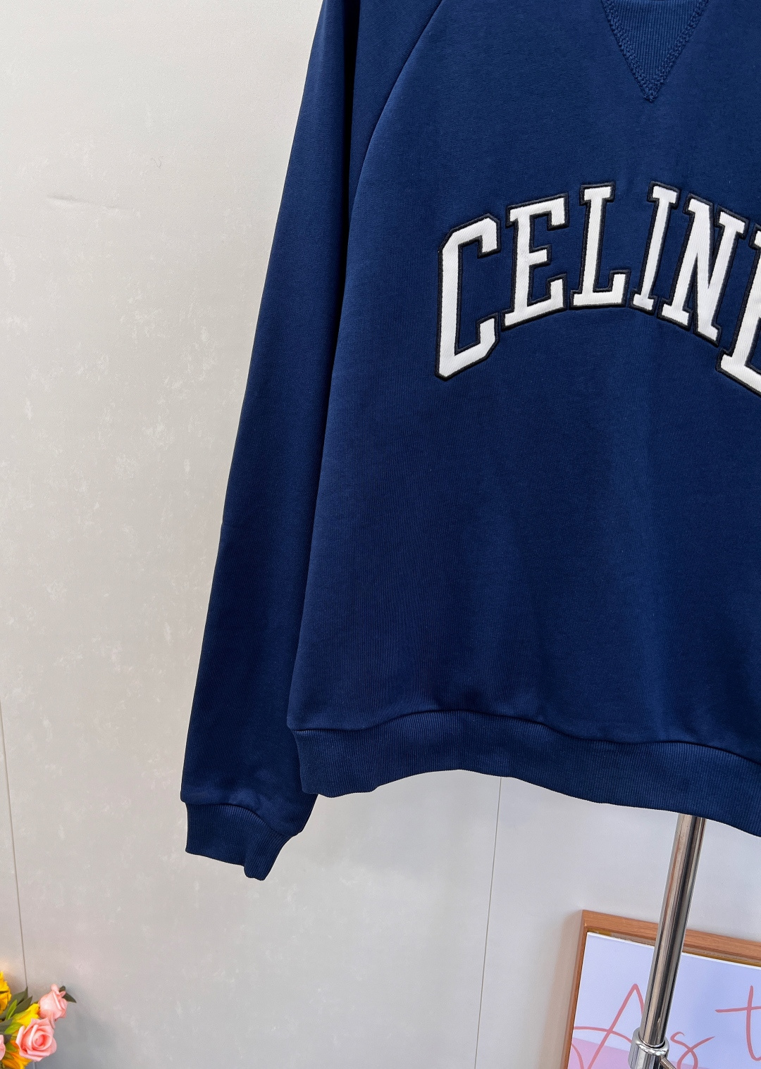 🆕 CELINE 描边贴布宽松显瘦圆领卫衣领口小三角设计增添设计感 胸口描边贴布加持凸显品牌格调 圆领宽