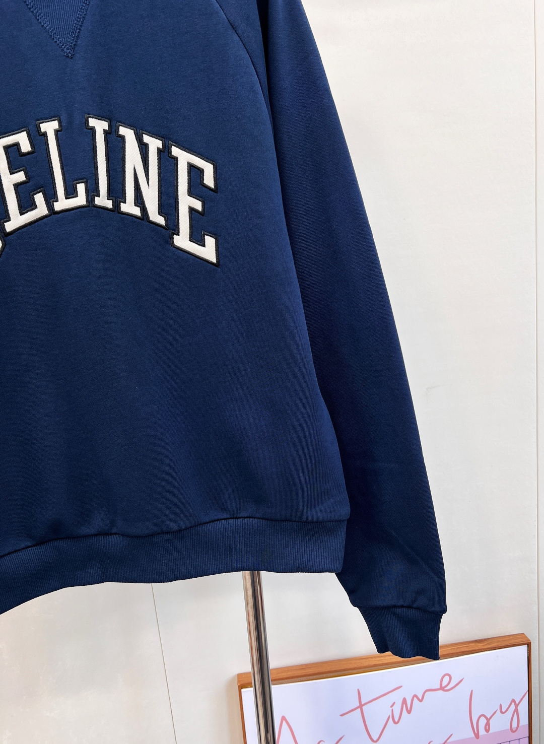 🆕 CELINE 描边贴布宽松显瘦圆领卫衣领口小三角设计增添设计感 胸口描边贴布加持凸显品牌格调 圆领宽