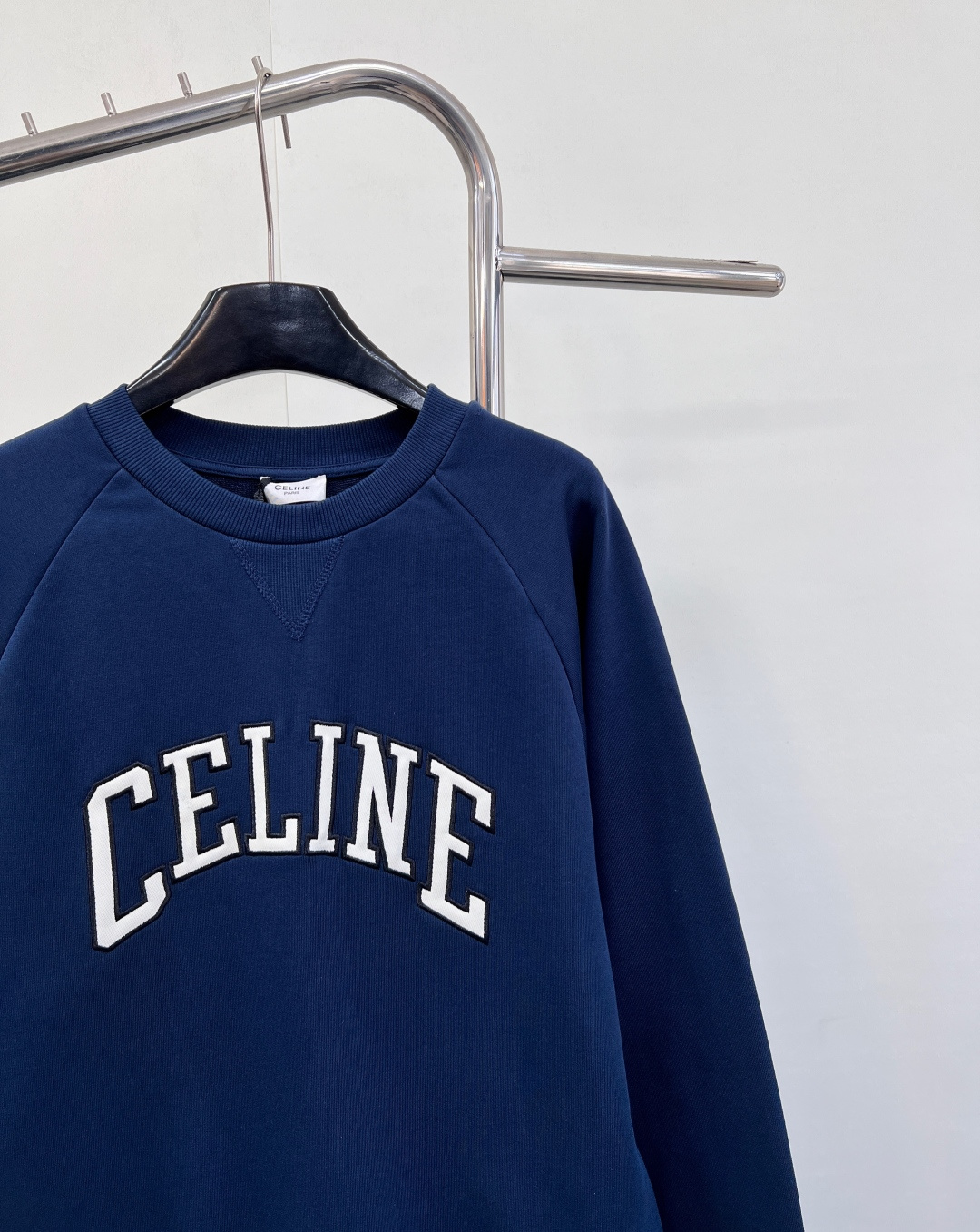 🆕 CELINE 描边贴布宽松显瘦圆领卫衣领口小三角设计增添设计感 胸口描边贴布加持凸显品牌格调 圆领宽