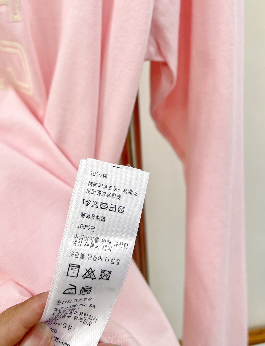 🆕 CELINE 撞色植绒字母长袖T恤以柔软棉质构筑舒适基底，演绎CELINE标志性的简约美学。胸前饰以