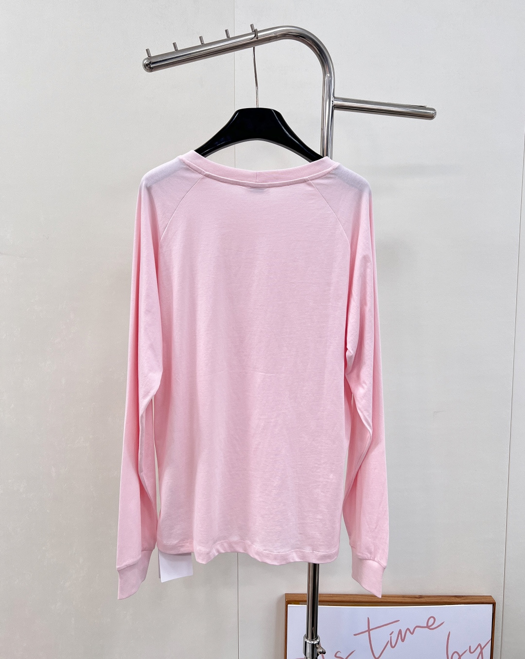 🆕 CELINE 撞色植绒字母长袖T恤以柔软棉质构筑舒适基底，演绎CELINE标志性的简约美学。胸前饰以