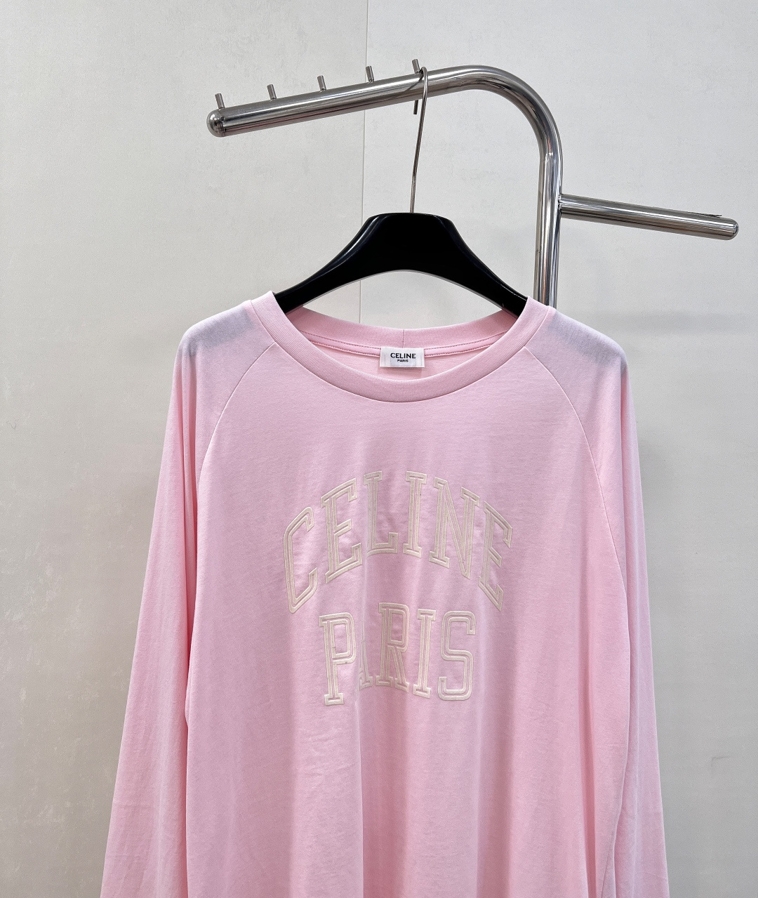 🆕 CELINE 撞色植绒字母长袖T恤以柔软棉质构筑舒适基底，演绎CELINE标志性的简约美学。胸前饰以