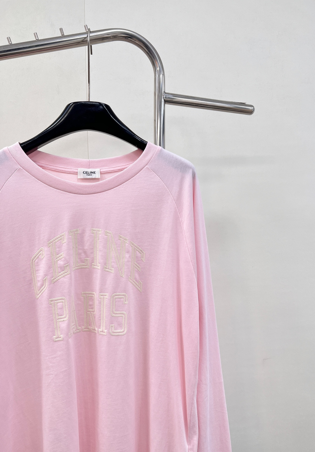 🆕 CELINE 撞色植绒字母长袖T恤以柔软棉质构筑舒适基底，演绎CELINE标志性的简约美学。胸前饰以