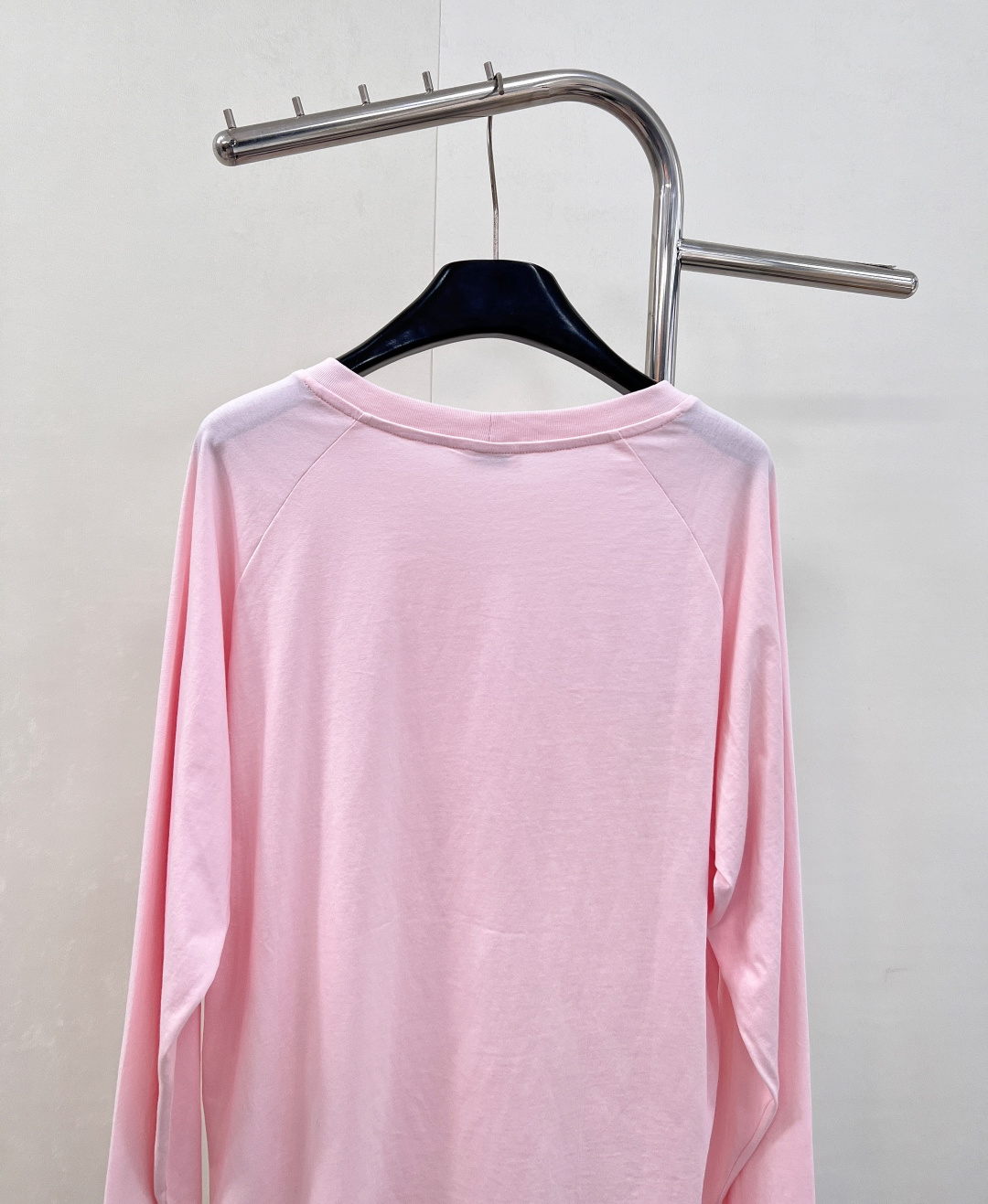 🆕 CELINE 撞色植绒字母长袖T恤以柔软棉质构筑舒适基底，演绎CELINE标志性的简约美学。胸前饰以