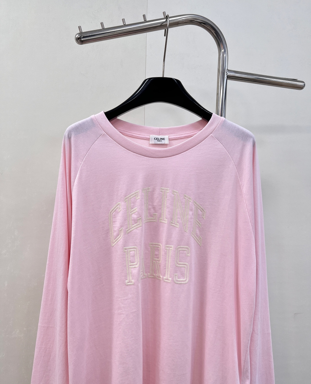 🆕 CELINE 撞色植绒字母长袖T恤以柔软棉质构筑舒适基底，演绎CELINE标志性的简约美学。胸前饰以