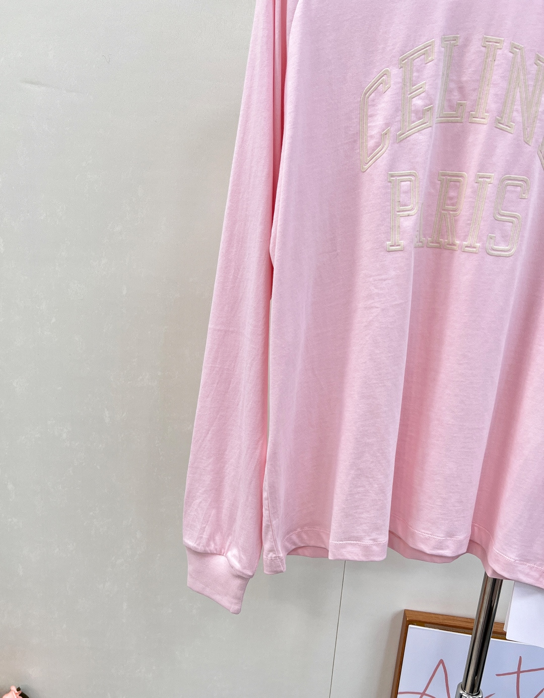 🆕 CELINE 撞色植绒字母长袖T恤以柔软棉质构筑舒适基底，演绎CELINE标志性的简约美学。胸前饰以