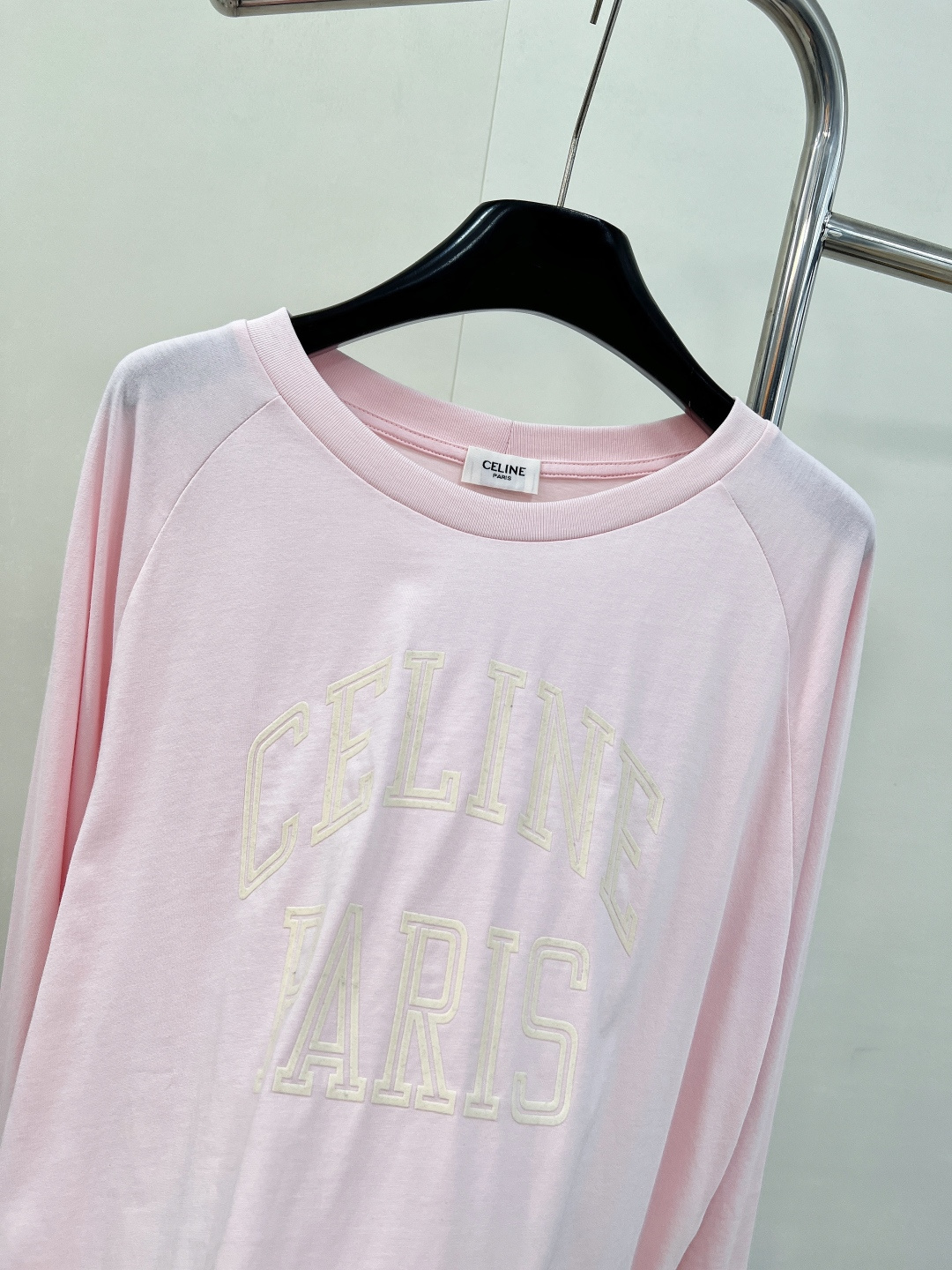 🆕 CELINE 撞色植绒字母长袖T恤以柔软棉质构筑舒适基底，演绎CELINE标志性的简约美学。胸前饰以