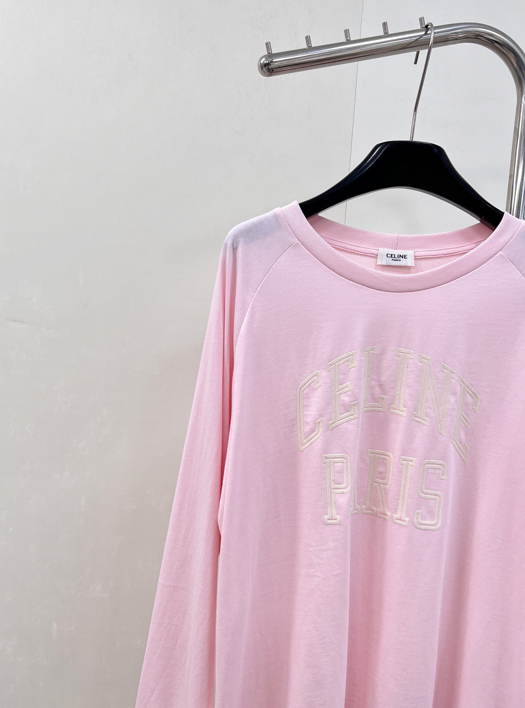 🆕 CELINE 撞色植绒字母长袖T恤以柔软棉质构筑舒适基底，演绎CELINE标志性的简约美学。胸前饰以