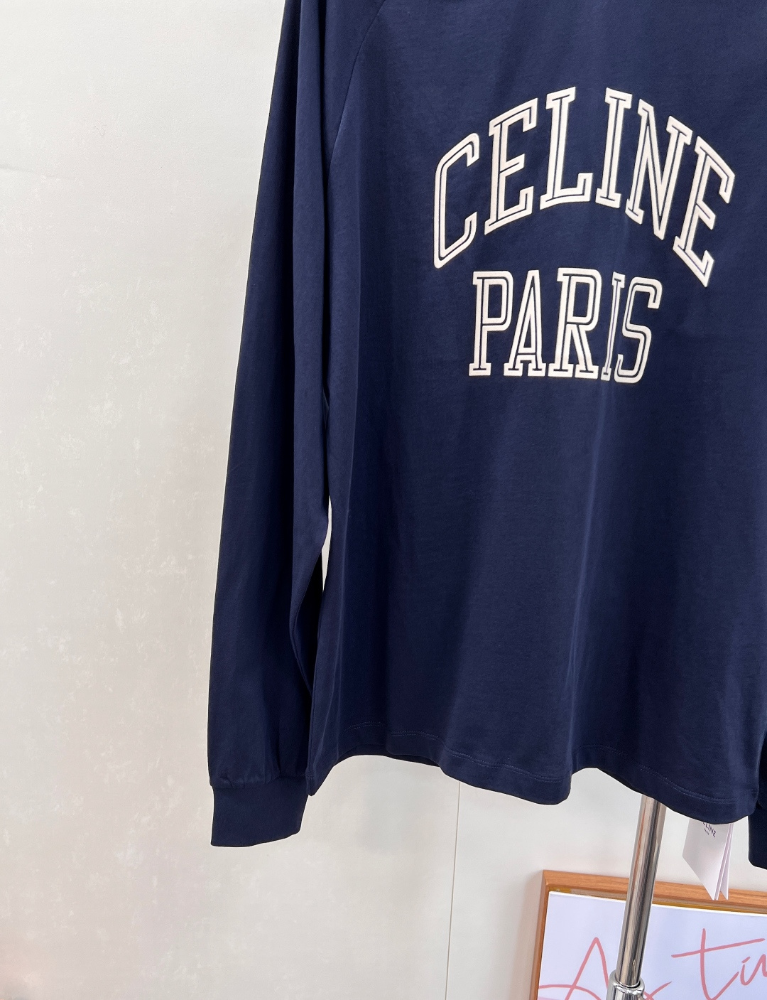 🆕 CELINE 撞色植绒字母长袖T恤以柔软棉质构筑舒适基底，演绎CELINE标志性的简约美学。胸前饰以