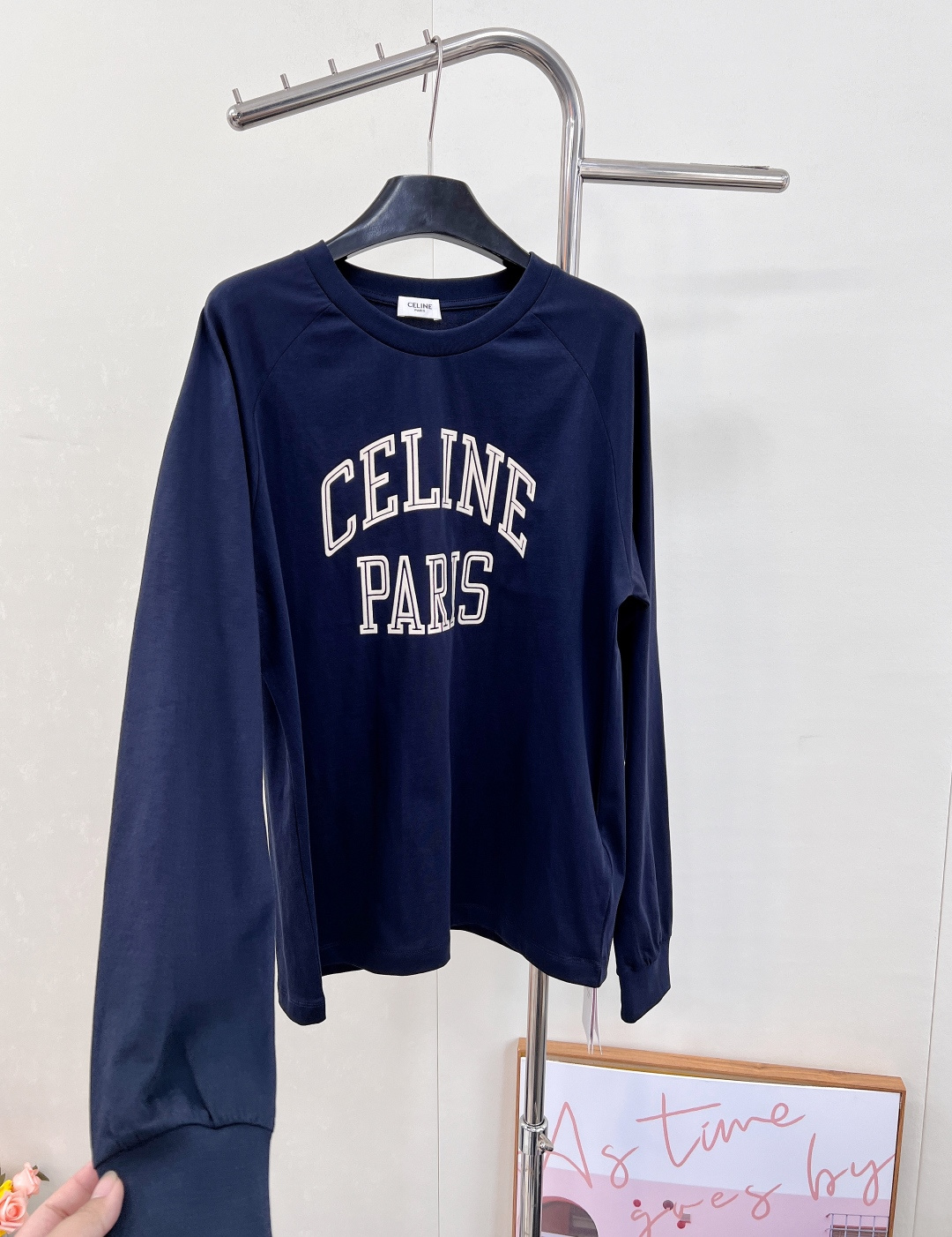 🆕 CELINE 撞色植绒字母长袖T恤以柔软棉质构筑舒适基底，演绎CELINE标志性的简约美学。胸前饰以