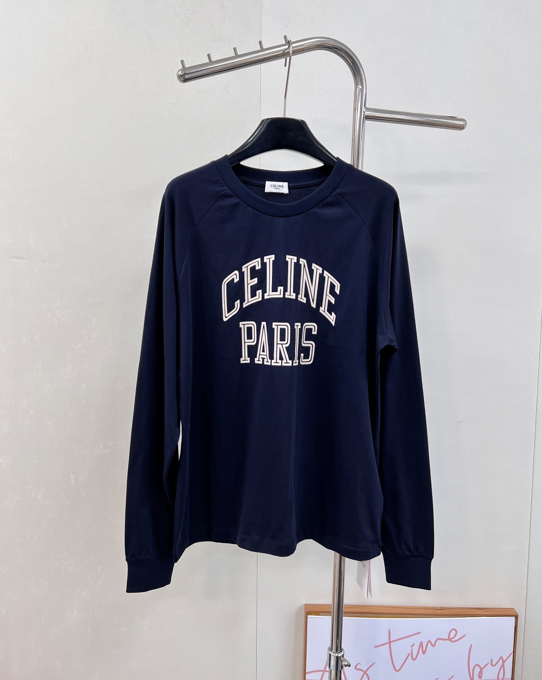 NO:548888,CELINE Contrast color flocking letter long-sleeved T-shirt builds a comfortable base with soft cotton, interpreting CELINE's iconic simple aesthetics. The chest is decorated with contrasting flocking letters, and the three-dimensional texture is vividly displayed on the clothes, showing exquisite craftsmanship in the details. Soft pink and calm navy blue tones inject double personality into the classic T-shirt. Customized YB cotton material is comfortable and soft, and fashionable. The slack feel is outlined with minimalist silhouette. The classic letter printing adopts three-dimensional imprinting technology, which presents a layered visual effect on navy blue or soft powder pure cotton fabrics, simple but with high luxury recognition. The shoulder-shaped top cut, threaded edge-cover details on cuff hem create a delicate and coordinated atmosphere. The overall style is low-key and textured, and the outfit is casual and fashionable, and it is suitable for commuting and daily travel.  Whether it is the straightforwardness of high-waist jeans or the elegance of a skirt, it can easily create an effortless Parisian style. Three standards are complete, two colors are excellent. Size sml code, celine, skirts, jeans, tees, t-shirt, alexander wang19860909CELINE 撞色植绒字母长袖T恤 以柔软棉质构筑舒适基底,演绎CELINE标志性的简约美学. 胸前饰以撞色植绒字母,立体质感跃然衣上,于细微处彰显精湛工艺. 柔和的粉色与沉稳的藏蓝色调,为经典T恤注入双重个性. 定制YB全棉材质,舒适软糯,穿搭洋气 以极简廓形勾勒松弛感,经典的字母印花采用立体压印工艺,在藏蓝或柔粉的纯棉面料上呈现出富有层次的视觉效果,简约却自带高奢辨识度 落肩廓形上衣剪裁,袖口下摆螺纹包边细节 营造出精致协调的氛围感 整体风格低调不失质感,穿搭休闲时髦,通勤日常出行都适配 无论是搭配高腰牛仔裤的率性,还是融入半身裙的优雅,皆能轻松塑造毫不费力的巴黎风尚.三标齐全,两色出 尺码sml 编码,,celine,skirts,jeans,tees，t-shirt,alexander wang,Women's clothing