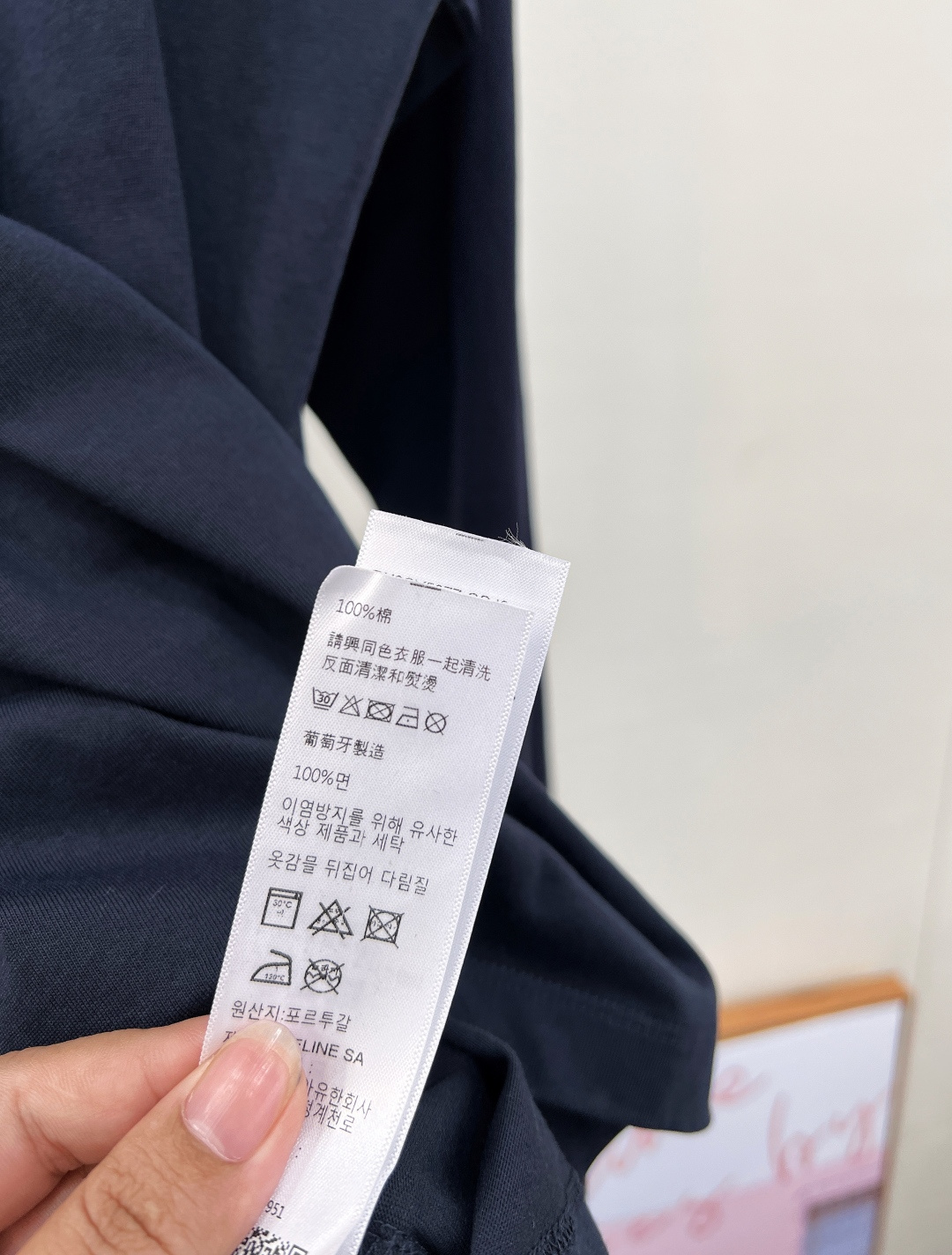 🆕 CELINE 撞色植绒字母长袖T恤以柔软棉质构筑舒适基底，演绎CELINE标志性的简约美学。胸前饰以