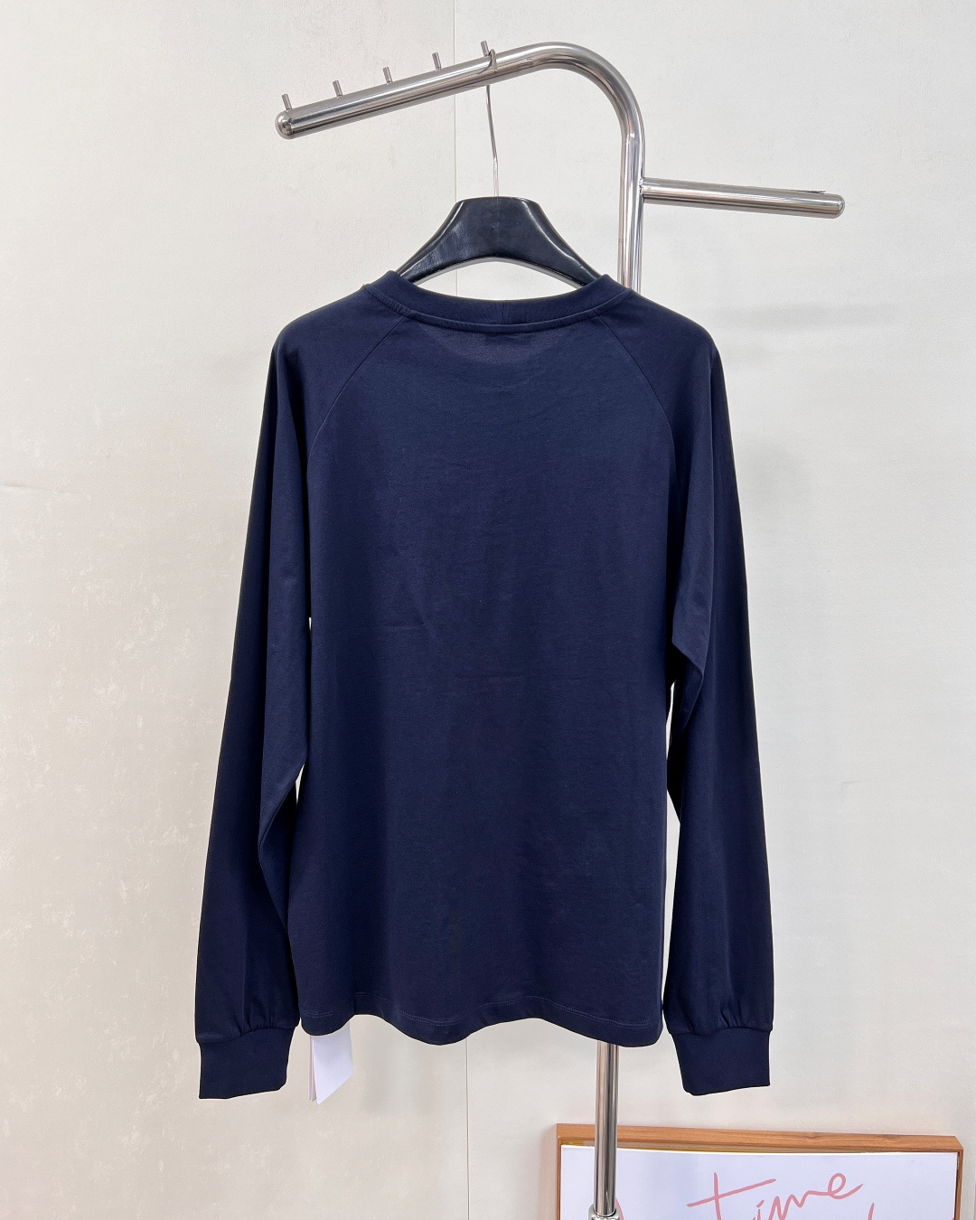 🆕 CELINE 撞色植绒字母长袖T恤以柔软棉质构筑舒适基底，演绎CELINE标志性的简约美学。胸前饰以