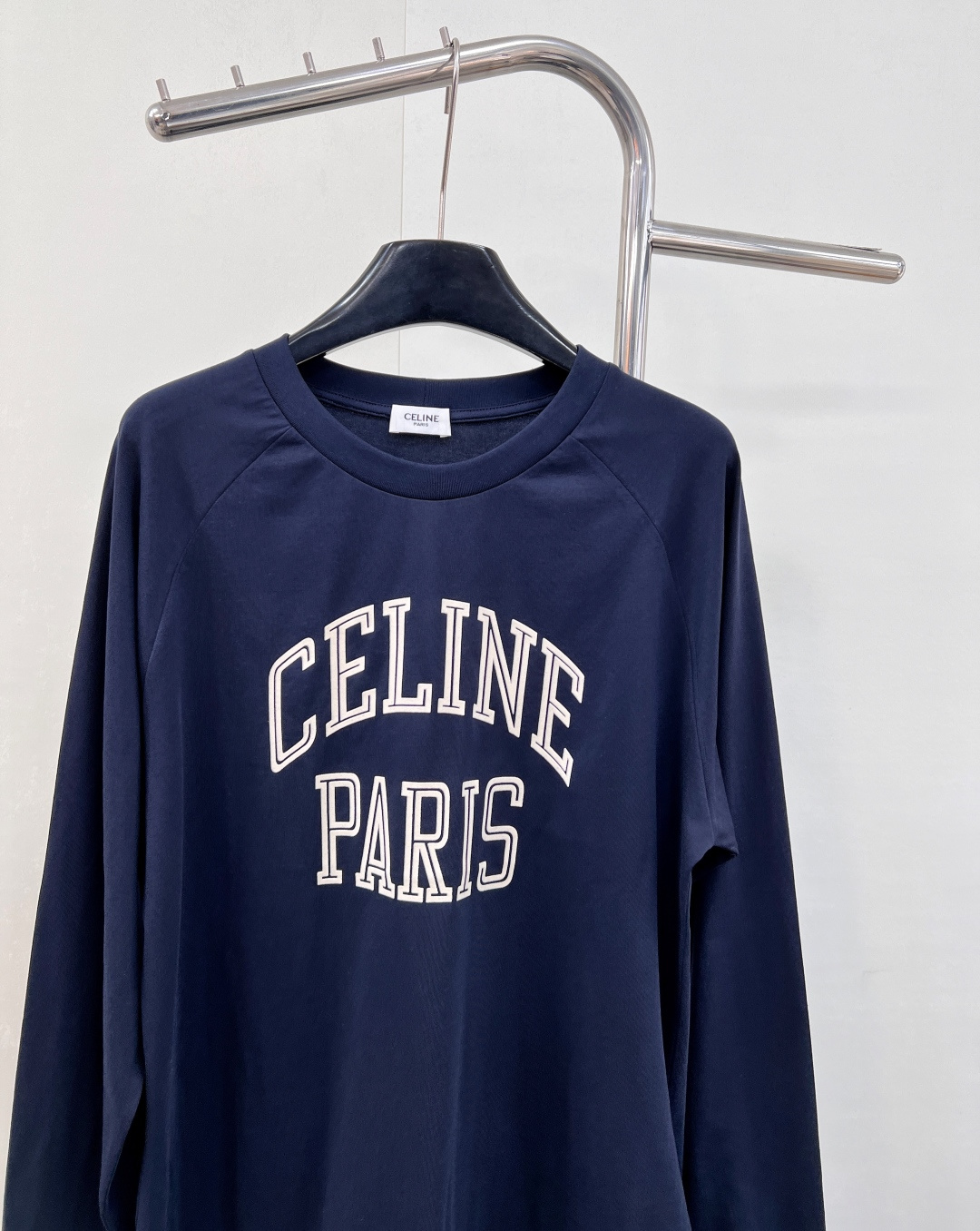 🆕 CELINE 撞色植绒字母长袖T恤以柔软棉质构筑舒适基底，演绎CELINE标志性的简约美学。胸前饰以