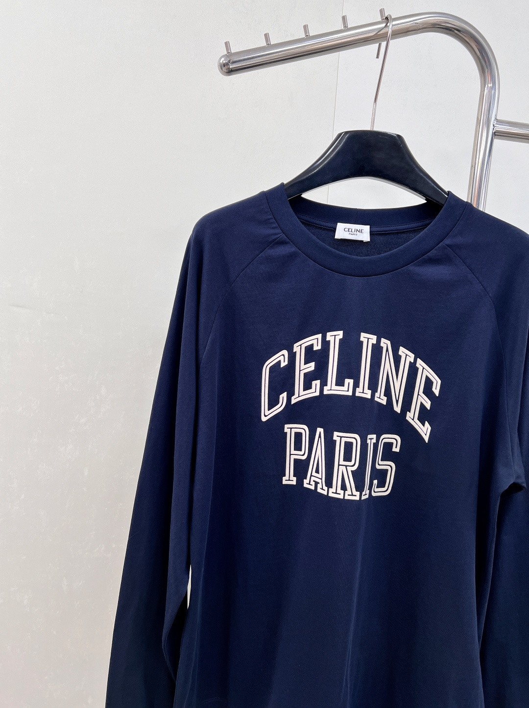 🆕 CELINE 撞色植绒字母长袖T恤以柔软棉质构筑舒适基底，演绎CELINE标志性的简约美学。胸前饰以