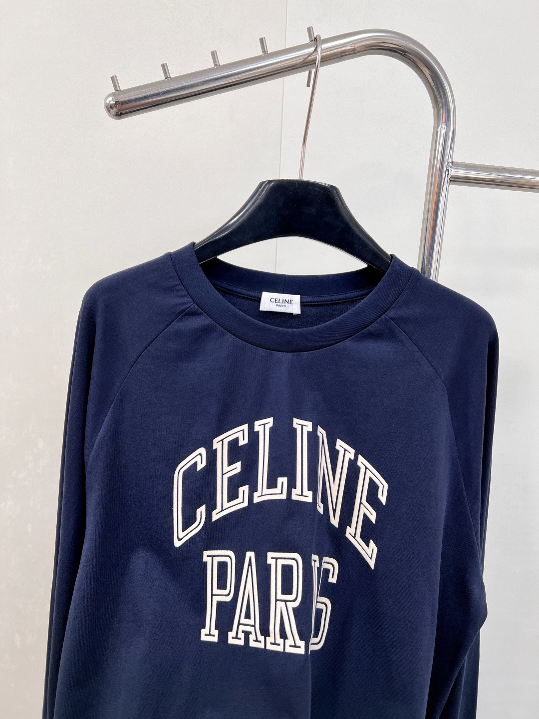 🆕 CELINE 撞色植绒字母长袖T恤以柔软棉质构筑舒适基底，演绎CELINE标志性的简约美学。胸前饰以