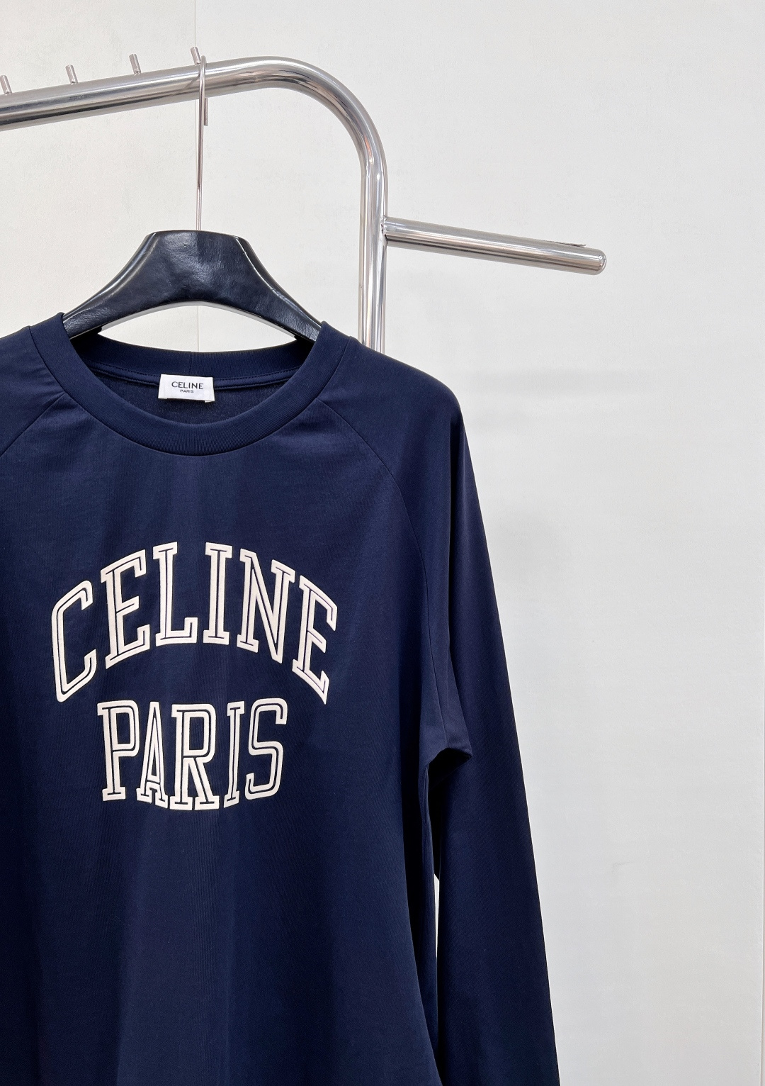 🆕 CELINE 撞色植绒字母长袖T恤以柔软棉质构筑舒适基底，演绎CELINE标志性的简约美学。胸前饰以