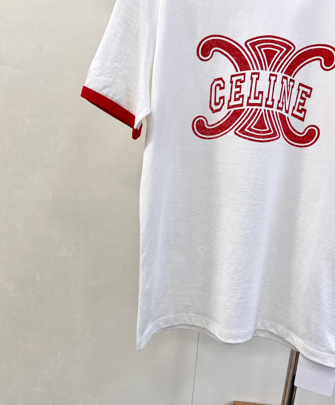 🆕 Celine 经典凯旋门字母T恤🖤炸街款！采用手工印花工艺 白色，红色颜色百搭时髦 实用性非常强的一