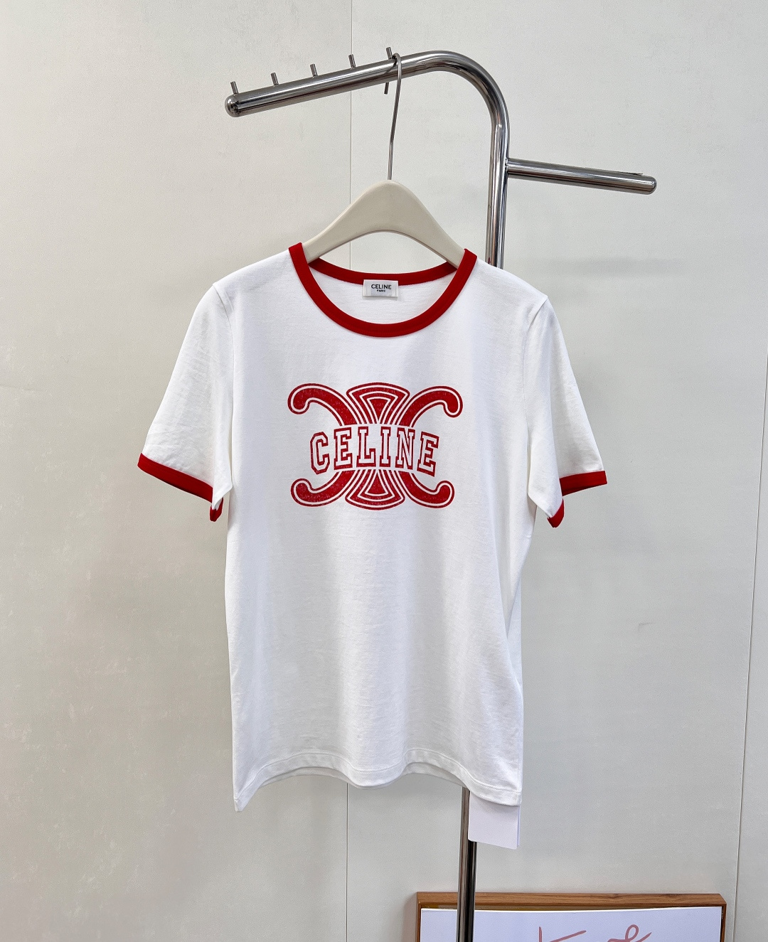 NO:548872,Celine's classic Arc de Triomphe letter T-shirt is a street style!  Using hand-printing technology, the white and red colors are versatile and fashionable. It is a very practical piece!  The pure cotton fabric is skin-friendly and comfortable, and looks good with any combination!  There are so many celebrity influencers on INS, Xiaohongshu and other platforms carrying goods!  An item definitely worth buying!  In stock, ready for sale!  Complete three standards, two colors, size sml, celine, tees, t-shirt, alexander wang19860909Celine 经典凯旋门字母T恤炸街款！ 采用手工印花工艺 白色,红色颜色百搭时髦 实用性非常强的一件！纯棉面料上身亲肤舒适 随意搭配都好看！INS 小红书等平台超多的明星网红带货！绝对值得入手的单品！现货现货现货发售！三标齐全,两色出 尺码sml 编,,celine,tees，t-shirt,alexander wang,Women's clothing
