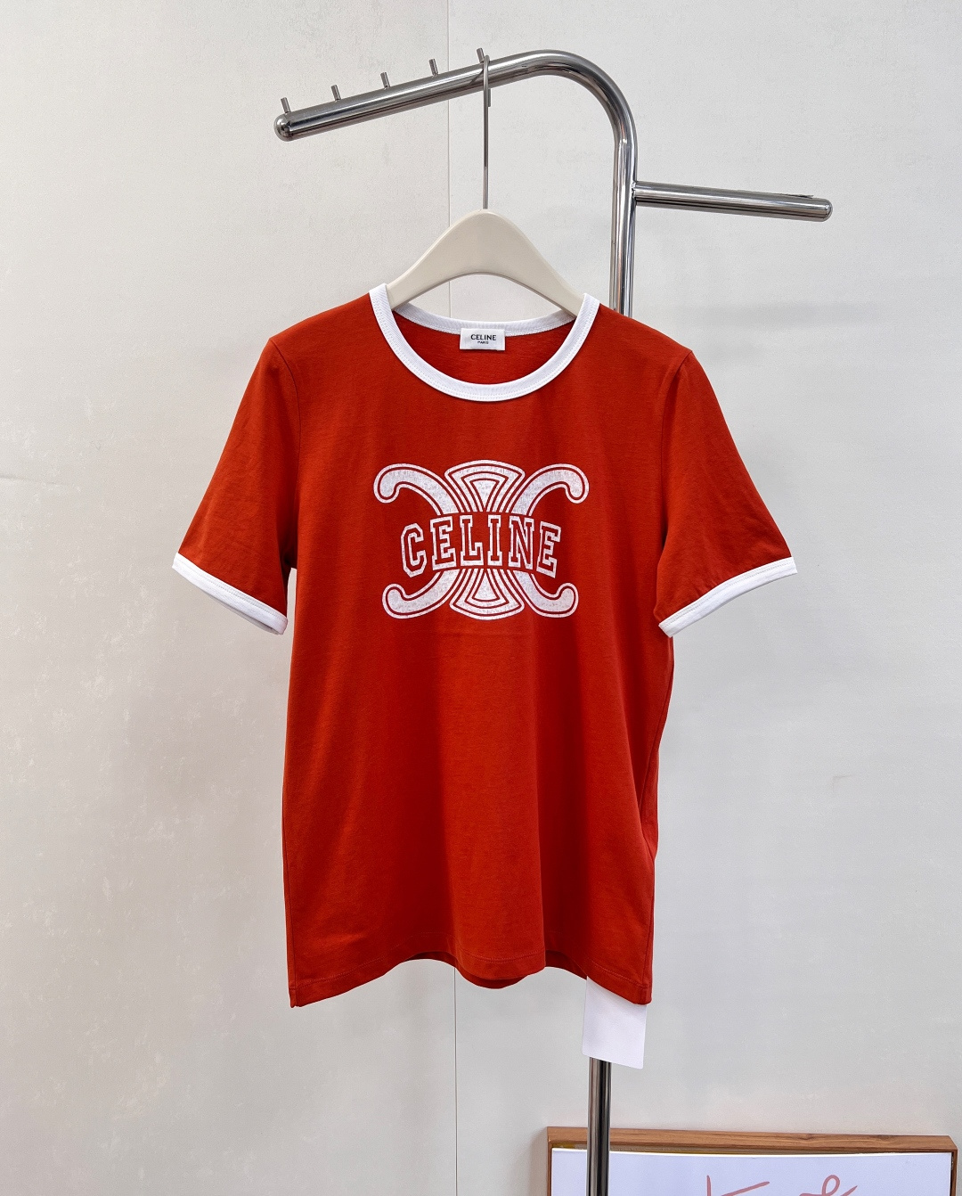 NO:548866,Celine classic Arc de Triomphe alphabet T-shirt street style!  It adopts hand-printing technology. White and red colors are versatile and fashionable. It is a very practical piece!  Pure cotton fabrics are comfortable for the body and skin, and they look good when you match them!  There are so many celebrities and internet celebrities on platforms such as INS Xiaohongshu to promote goods!  A certain item worth buying!  Spot spot and spot!  Three standards are complete, two colors are out of size sml code, celine,tees, t-shirt,alexander wang19860909Celine 经典凯旋门字母T恤炸街款！ 采用手工印花工艺 白色,红色颜色百搭时髦 实用性非常强的一件！纯棉面料上身亲肤舒适 随意搭配都好看！INS 小红书等平台超多的明星网红带货！绝对值得入手的单品！现货现货现货发售！三标齐全,两色出 尺码sml 编码,,celine,tees，t-shirt,alexander wang,Women's clothing