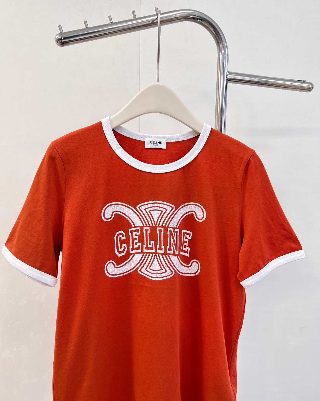 🆕 Celine 经典凯旋门字母T恤🖤炸街款！采用手工印花工艺 白色，红色颜色百搭时髦 实用性非常强的一