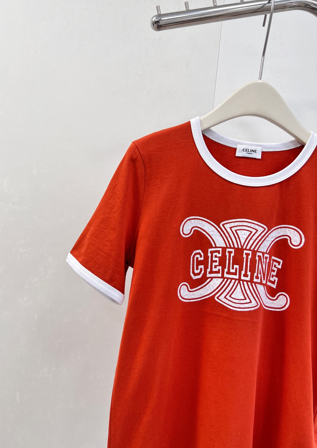 🆕 Celine 经典凯旋门字母T恤🖤炸街款！采用手工印花工艺 白色，红色颜色百搭时髦 实用性非常强的一