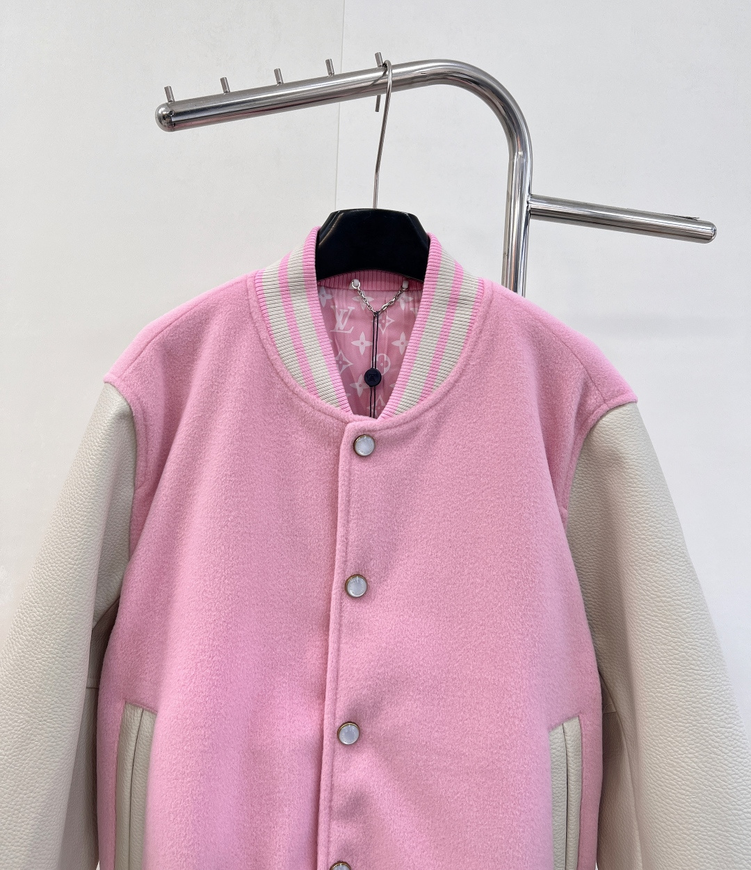 🆕LOUIS VUITTON25ss藏青色 棒球夹克绵羊毛衣身搭配粒面牛皮革衣袖，再以 Monogram