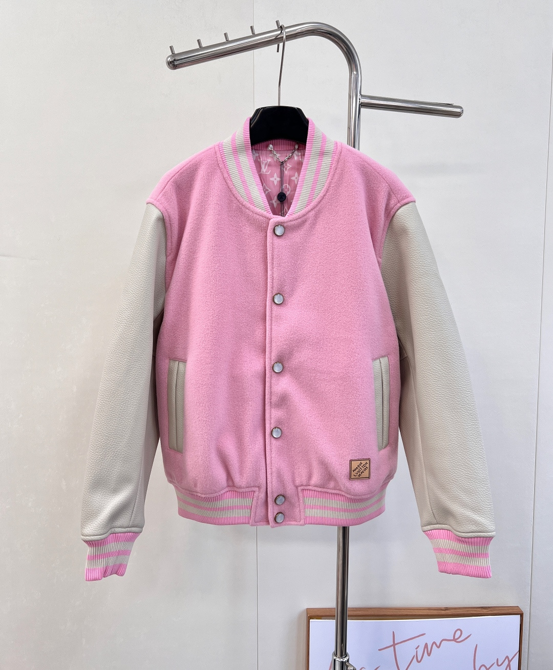 NO:548858,LOUIS VUITTON25ss Navy Blue Baseball Jacket Sheep Sweater Body with Grained Cowhide Leather Sleeves, and then elegantly expresses the brand identity with Monogram lining, which exposes the millennial style of the 2025 autumn and winter show. Marque L.Vuitton Déposée patches and leather logo embroidery patches are located at the bottom and back of the left bag respectively. The pearlescent snaps add a Dandy atmosphere. The whole piece is made of customized dyed wool fabric and is dyed in the same tank. The first batch has been released. What gives you must be the best feel and feel very comfortable to touch!  It is not a ready-made fabric that is universal on the market, and the texture is also 18,000 miles apart. The super large patterns are all made of handmade towel embroidery patchwork. They are accurately created 1:1 and took more than half a month!  The original version is first obtained through the SVVIP channel!  The front and back are all patterns, which don’t look fancy at all. The upper body looks good!  Both men and women can control it!  You can easily wear the inner wear and you can easily fill your aura!  The absolute must-have artifact for disco players is quite recognizable!  The details of hardware, tags, and tags are impeccable!  The version is made 5 times before and after, and the version fee is more than 2K!  You must order speed!  There are not many big items in the first order!  Cherish the spot!  Complete three standards!  Size smlXL encoding, louis vuitton,jackets & coats,sweaters,cowhide,alexander wang19860909LOUIS VUITTON25ss藏青色 棒球夹克 绵羊毛衣身搭配粒面牛皮革衣袖,再以 Monogram 内衬优雅道出品牌身份,吹袭 2025 秋冬秀场的千禧风尚.Marque L.Vuitton Déposée 贴饰与皮革标识刺绣贴饰分别栖身左袋下方与后部,珠光按扣再添丹迪气息, 整件采用定制定染的毛呢面料 同缸定染 首批已出 给到你们的一定是最好的手感摸起来相当舒服！不是市面通用的现成面料 质感也相差一万八千里.. 超大的图案都是采用手工毛巾绣贴布工艺 精准1:1打造 耗时半个多月！原版通过SVVIP渠道抢先拿！前幅后幅都有图案 看起来一点都不花哨 上身贼拉好看！ 男女都能驾驭！内搭随意穿 很轻松就能把气场拉满！绝对的蹦迪选手必备神器辨识度相当之高！五金、吊牌、领标等细节方面都是做到无可挑剔！版型前后打版5次 光打版费都去到了2K多！要订的一定要速度！首单大货不多！珍惜现货！三标齐全！ 尺码smlXL 编码,,louis vuitton,jackets & coats,sweaters,cowhide,alexander wang,Women's clothing