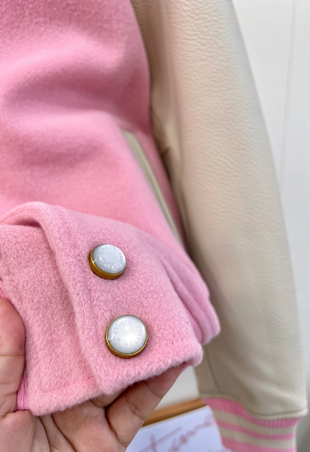 🆕LOUIS VUITTON25ss藏青色 棒球夹克绵羊毛衣身搭配粒面牛皮革衣袖，再以 Monogram