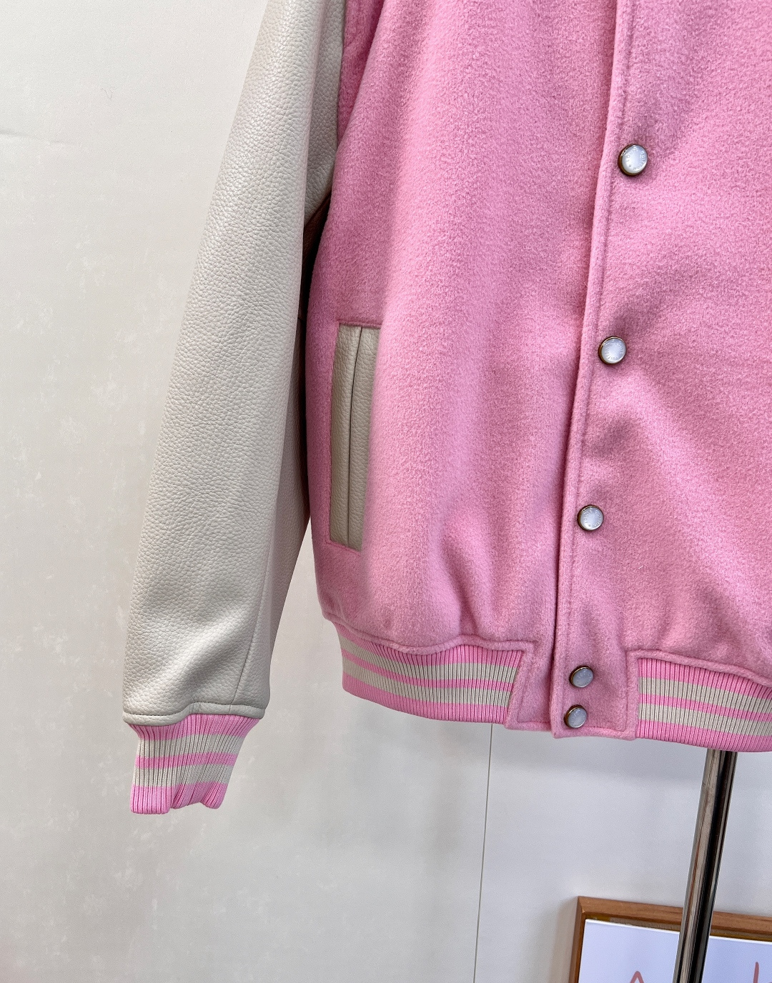 🆕LOUIS VUITTON25ss藏青色 棒球夹克绵羊毛衣身搭配粒面牛皮革衣袖，再以 Monogram