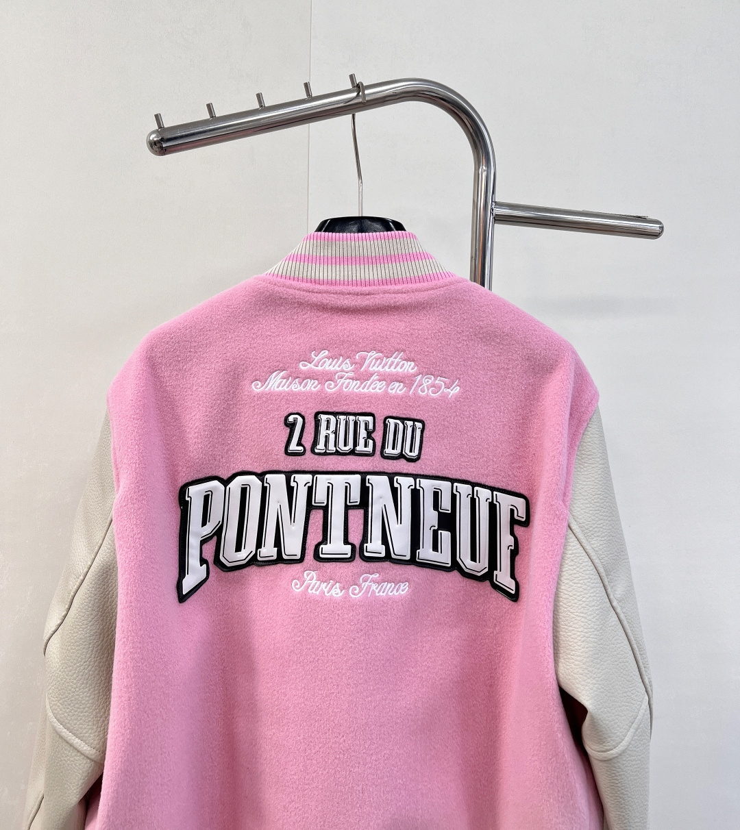 🆕LOUIS VUITTON25ss藏青色 棒球夹克绵羊毛衣身搭配粒面牛皮革衣袖，再以 Monogram