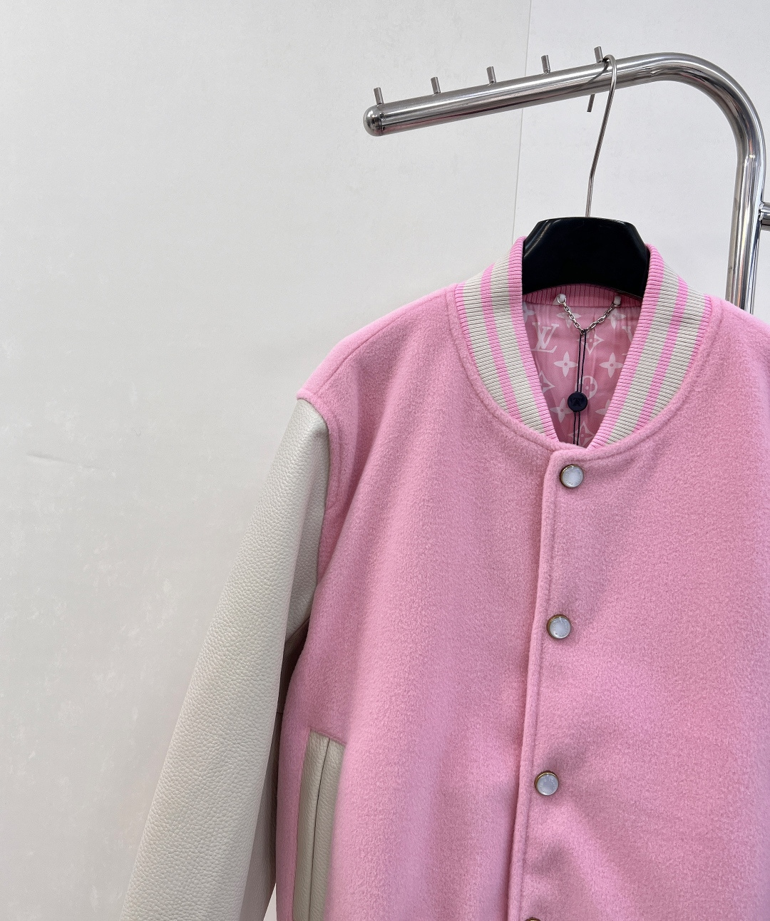 🆕LOUIS VUITTON25ss藏青色 棒球夹克绵羊毛衣身搭配粒面牛皮革衣袖，再以 Monogram