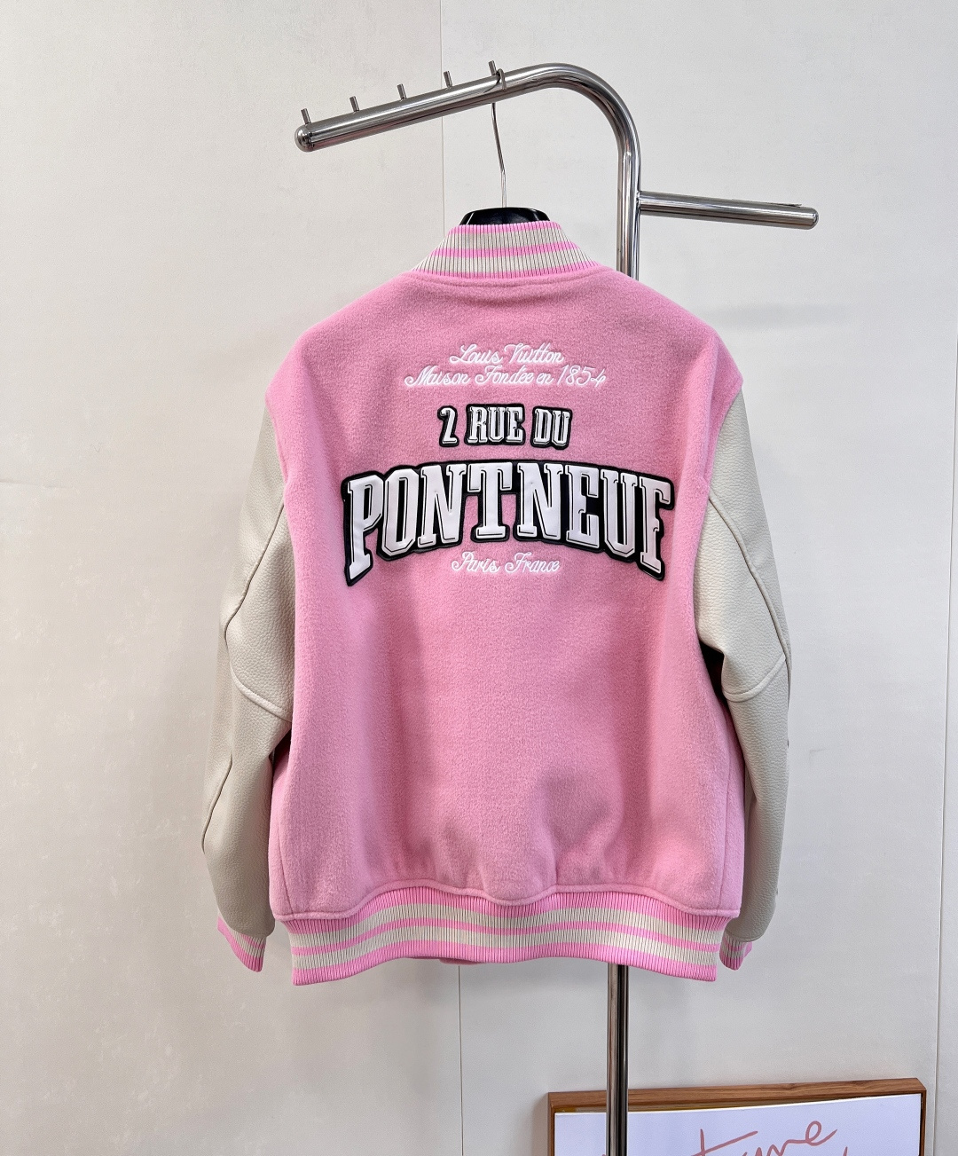 🆕LOUIS VUITTON25ss藏青色 棒球夹克绵羊毛衣身搭配粒面牛皮革衣袖，再以 Monogram