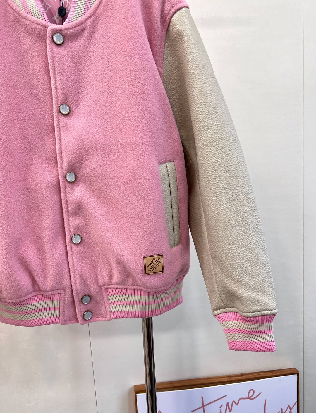 🆕LOUIS VUITTON25ss藏青色 棒球夹克绵羊毛衣身搭配粒面牛皮革衣袖，再以 Monogram