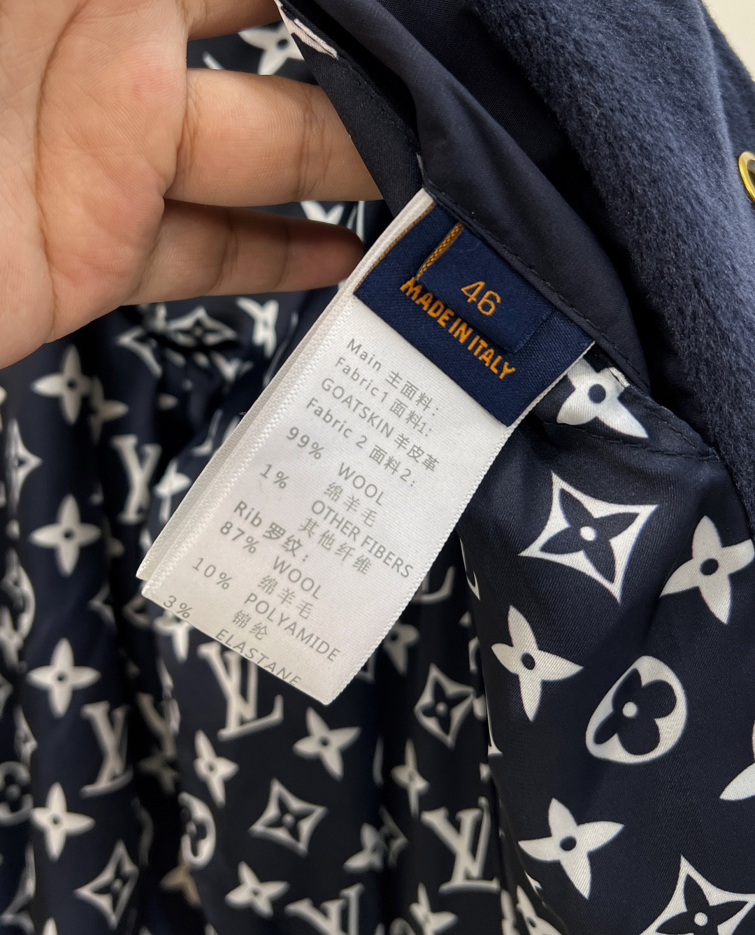 🆕LOUIS VUITTON25ss藏青色 棒球夹克绵羊毛衣身搭配粒面牛皮革衣袖，再以 Monogram