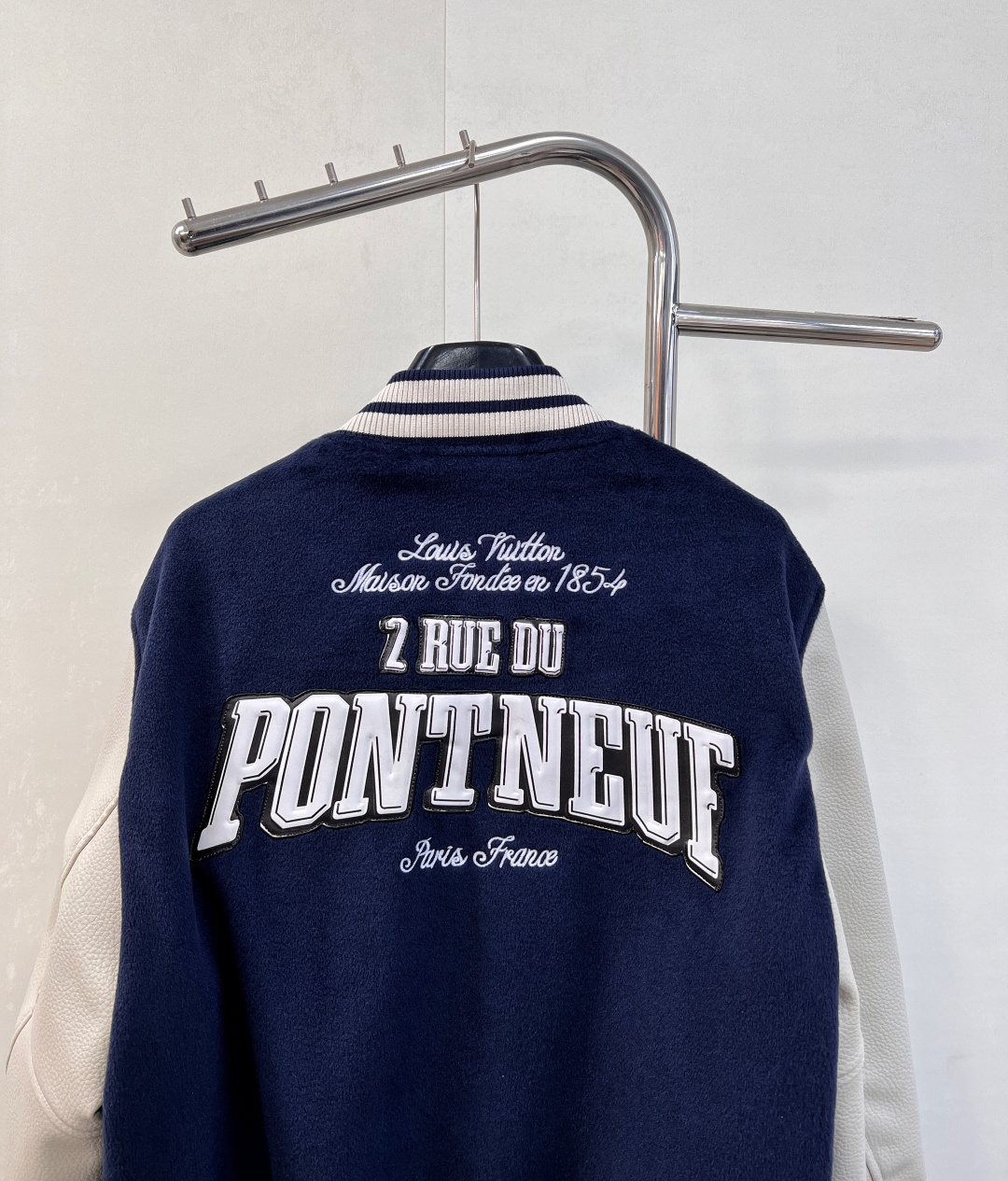 🆕LOUIS VUITTON25ss藏青色 棒球夹克绵羊毛衣身搭配粒面牛皮革衣袖，再以 Monogram