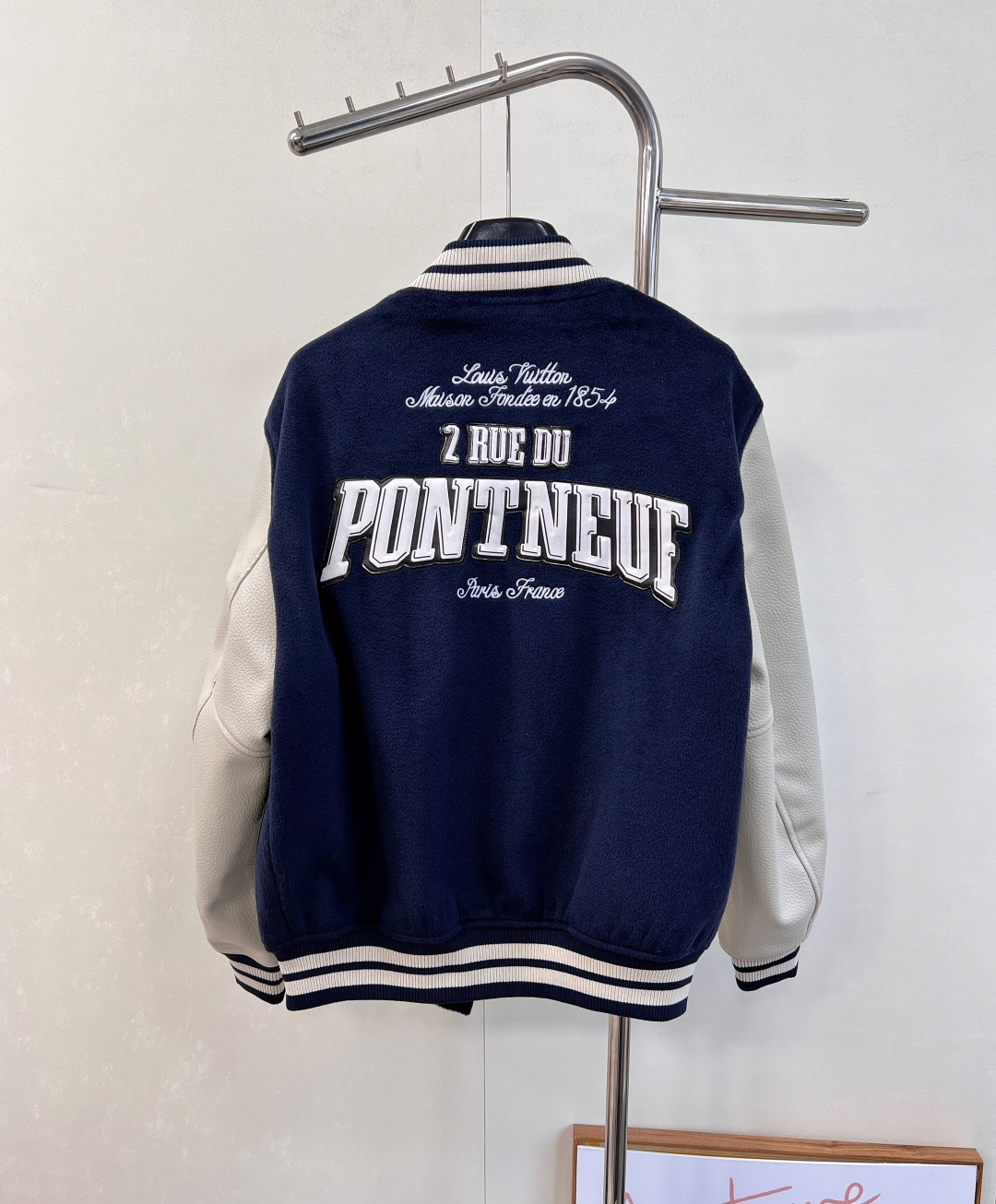 🆕LOUIS VUITTON25ss藏青色 棒球夹克绵羊毛衣身搭配粒面牛皮革衣袖，再以 Monogram