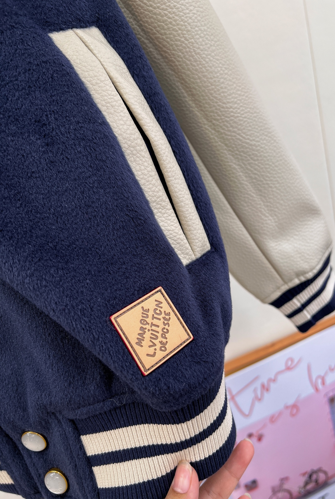 🆕LOUIS VUITTON25ss藏青色 棒球夹克绵羊毛衣身搭配粒面牛皮革衣袖，再以 Monogram