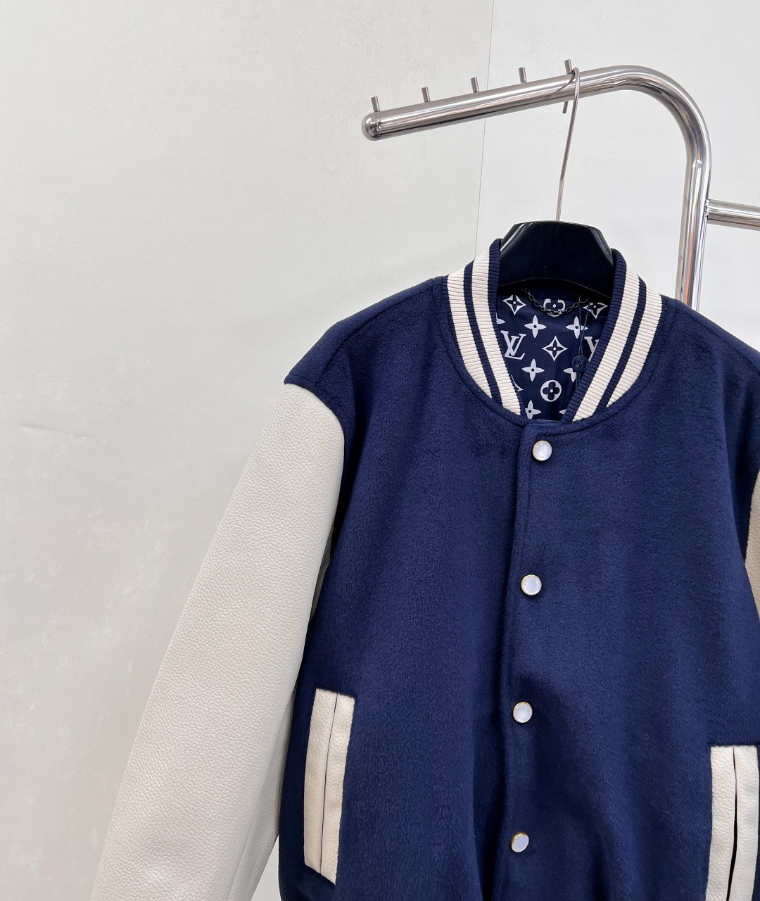 🆕LOUIS VUITTON25ss藏青色 棒球夹克绵羊毛衣身搭配粒面牛皮革衣袖，再以 Monogram