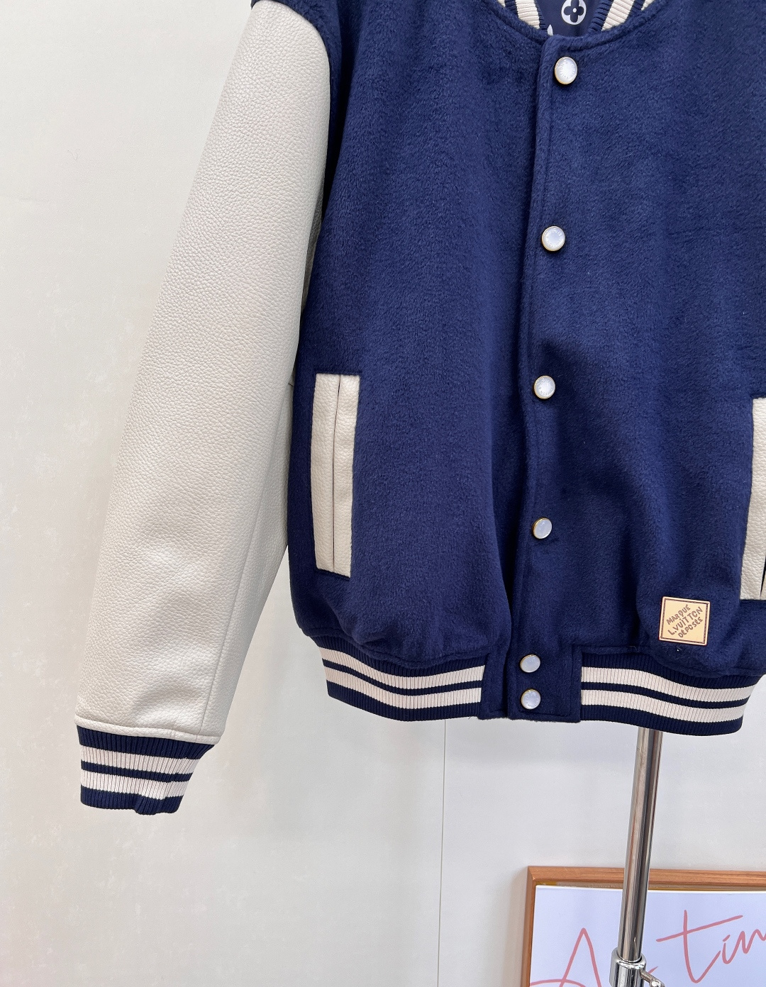 🆕LOUIS VUITTON25ss藏青色 棒球夹克绵羊毛衣身搭配粒面牛皮革衣袖，再以 Monogram