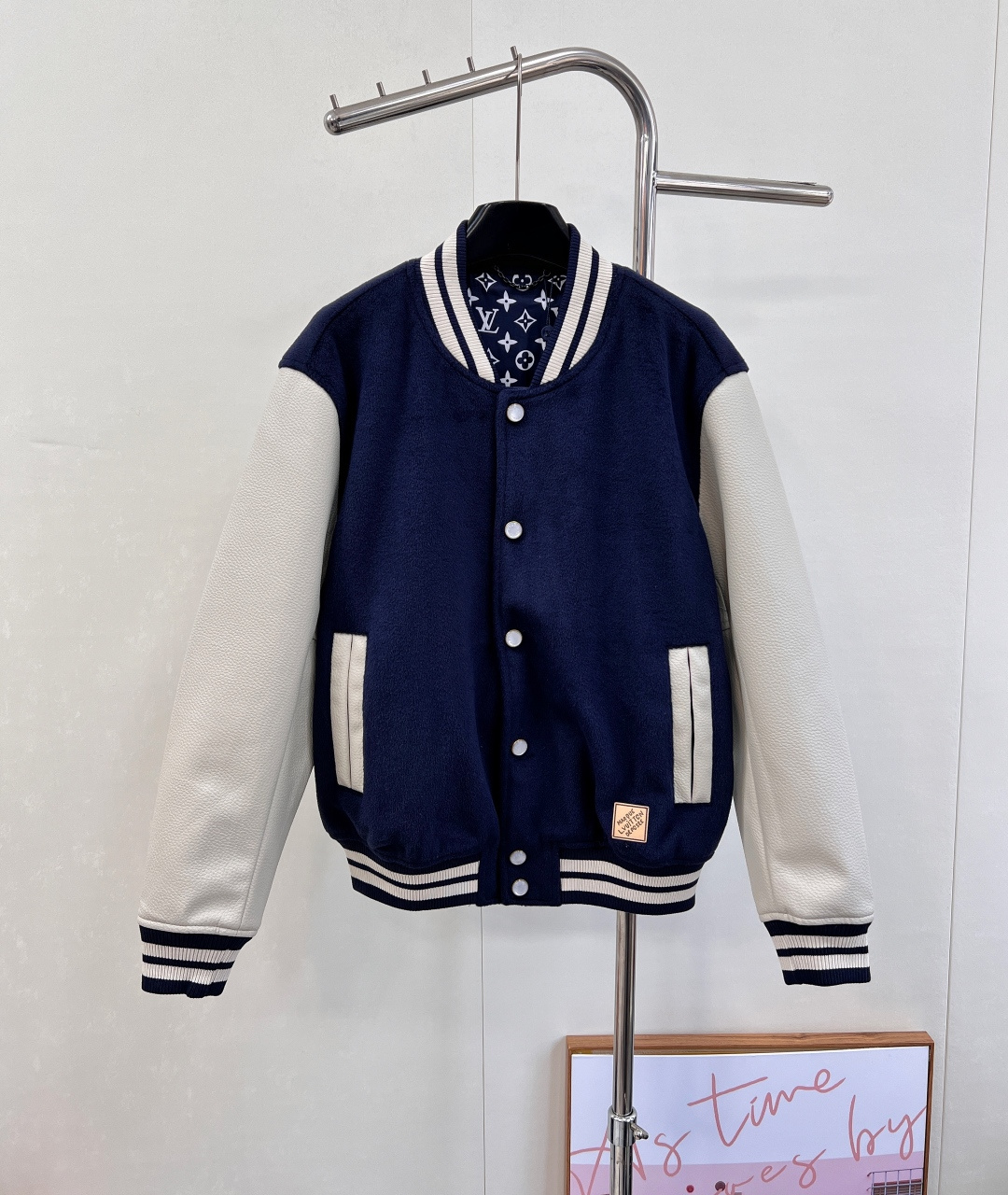 NO:548848,LOUIS VUITTON25ss navy blue baseball jacket has a sheepskin body with grained calfskin sleeves, and a Monogram lining to elegantly express the brand identity, injecting the millennium style of the 2025 autumn and winter show. Marque L.Vuitton Déposée patches and leather logo embroidered patches are located under and at the back of the left pocket respectively. Pearlescent snap buttons add a dandy touch. The entire piece is made of custom-dyed woolen fabric  The first batch of dyed products from the same vat has been released. What I will give you will definitely be the best and very comfortable to the touch!  It is not a common ready-made fabric on the market, and the texture is also very different. The super large patterns are all made using hand-made towel embroidery and patching technology, and are accurately made at 1:1, which took more than half a month!  Get the original version first through the SVVIP channel!  There are patterns on the front and back panels, and they don’t look fancy at all. The upper body looks great!  Both men and women can control it!  Wear it casually underneath and you can easily fill up your aura!  It is an absolute must-have artifact for disco players and is highly recognizable!  The hardware, hang tags, collar labels and other details are all impeccable!  I made the pattern 5 times before and after, and the pattern making fee alone cost more than 2K!  You must order quickly!  There are not many big items for the first order!  Cherish the spot!  All three standards are complete!  Size smlXL Coding,,louis vuitton,jackets & coats,sweaters,cowhide,alexander wang19860909LOUIS VUITTON25ss藏青色 棒球夹克 绵羊毛衣身搭配粒面牛皮革衣袖,再以 Monogram 内衬优雅道出品牌身份,吹袭 2025 秋冬秀场的千禧风尚.Marque L.Vuitton Déposée 贴饰与皮革标识刺绣贴饰分别栖身左袋下方与后部,珠光按扣再添丹迪气息, 整件采用定制定染的毛呢面料 同缸定染 首批已出 给到你们的一定是最好的手感摸起来相当舒服！不是市面通用的现成面料 质感也相差一万八千里.. 超大的图案都是采用手工毛巾绣贴布工艺 精准1:1打造 耗时半个多月！原版通过SVVIP渠道抢先拿！前幅后幅都有图案 看起来一点都不花哨 上身贼拉好看！ 男女都能驾驭！内搭随意穿 很轻松就能把气场拉满！绝对的蹦迪选手必备神器辨识度相当之高！五金、吊牌、领标等细节方面都是做到无可挑剔！版型前后打版5次 光打版费都去到了2K多！要订的一定要速度！首单大货不多！珍惜现货！三标齐全！ 尺码smlXL 编码,,louis vuitton,jackets & coats,sweaters,cowhide,alexander wang,Women's clothing