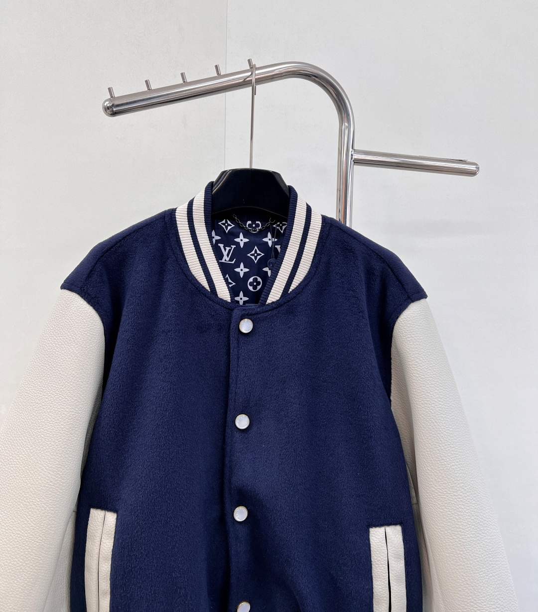 🆕LOUIS VUITTON25ss藏青色 棒球夹克绵羊毛衣身搭配粒面牛皮革衣袖，再以 Monogram