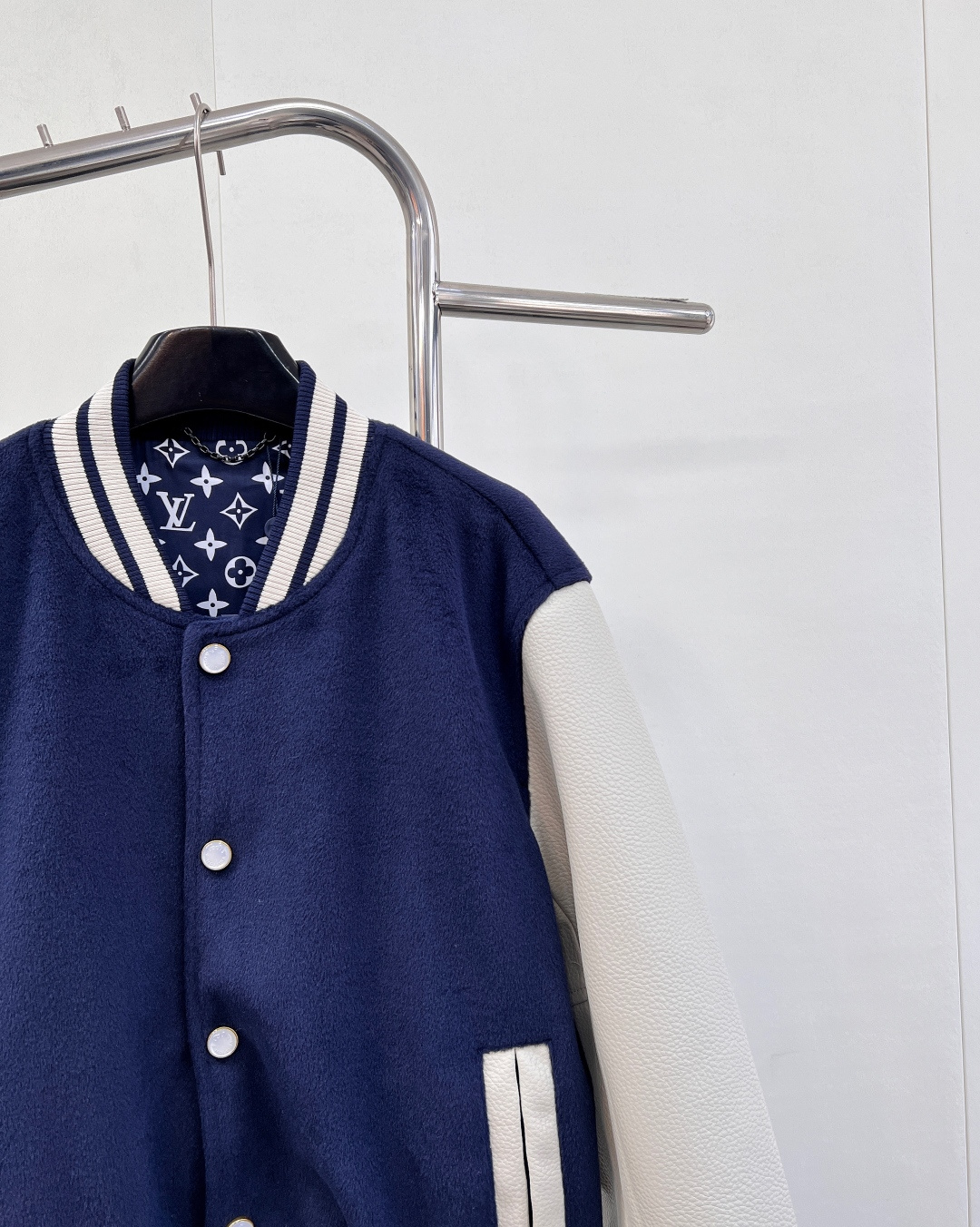 🆕LOUIS VUITTON25ss藏青色 棒球夹克绵羊毛衣身搭配粒面牛皮革衣袖，再以 Monogram