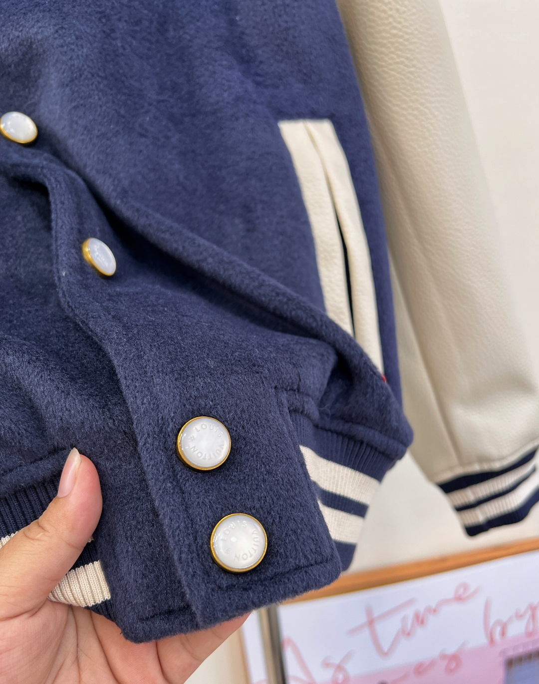 🆕LOUIS VUITTON25ss藏青色 棒球夹克绵羊毛衣身搭配粒面牛皮革衣袖，再以 Monogram