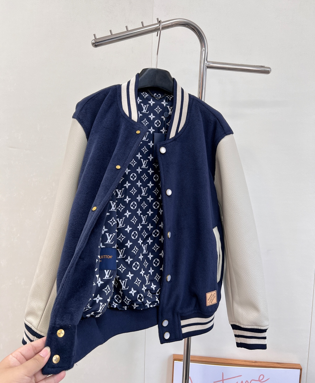 🆕LOUIS VUITTON25ss藏青色 棒球夹克绵羊毛衣身搭配粒面牛皮革衣袖，再以 Monogram