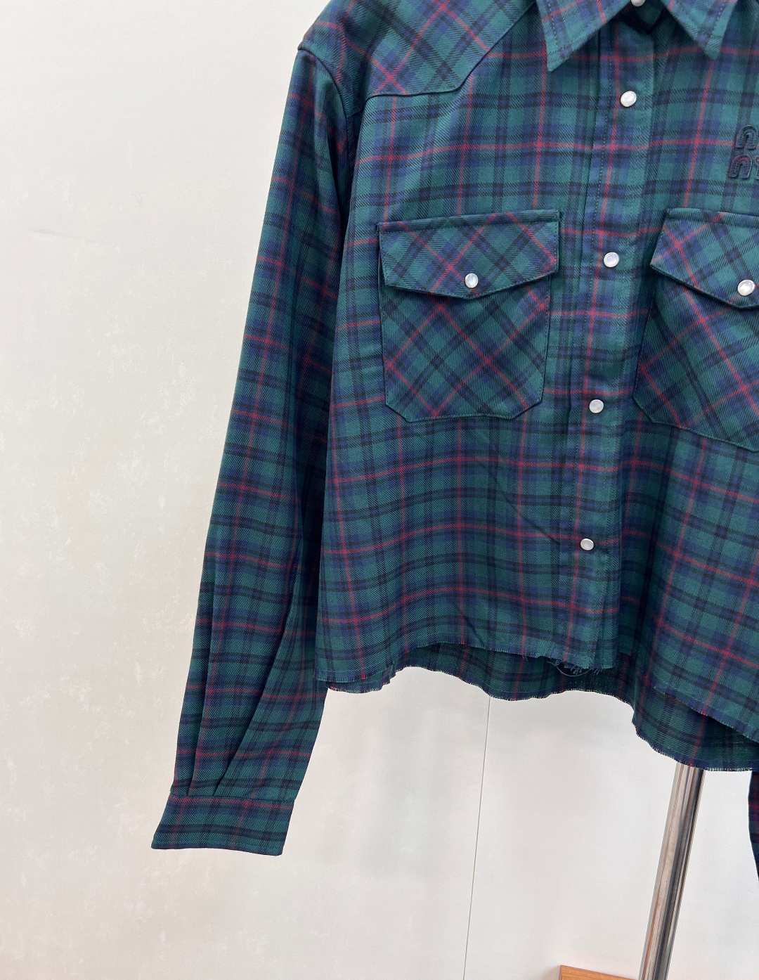 🆕MiuMiu25Fw早秋新款复古格纹短款衬衫丨⚠独家yb开发！高版出品！深绿与红棕交织的复古格纹，自带